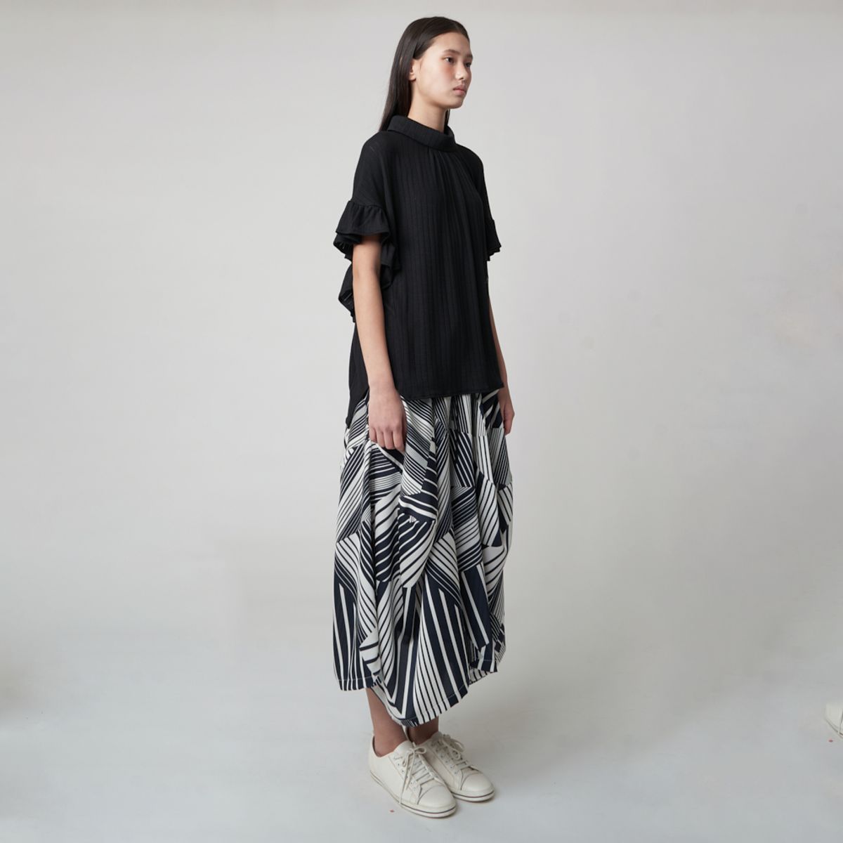 애스플래폼(ATHPLATFORM) AW51TH01 백 스트랩 러플 슬리브 탑_블랙