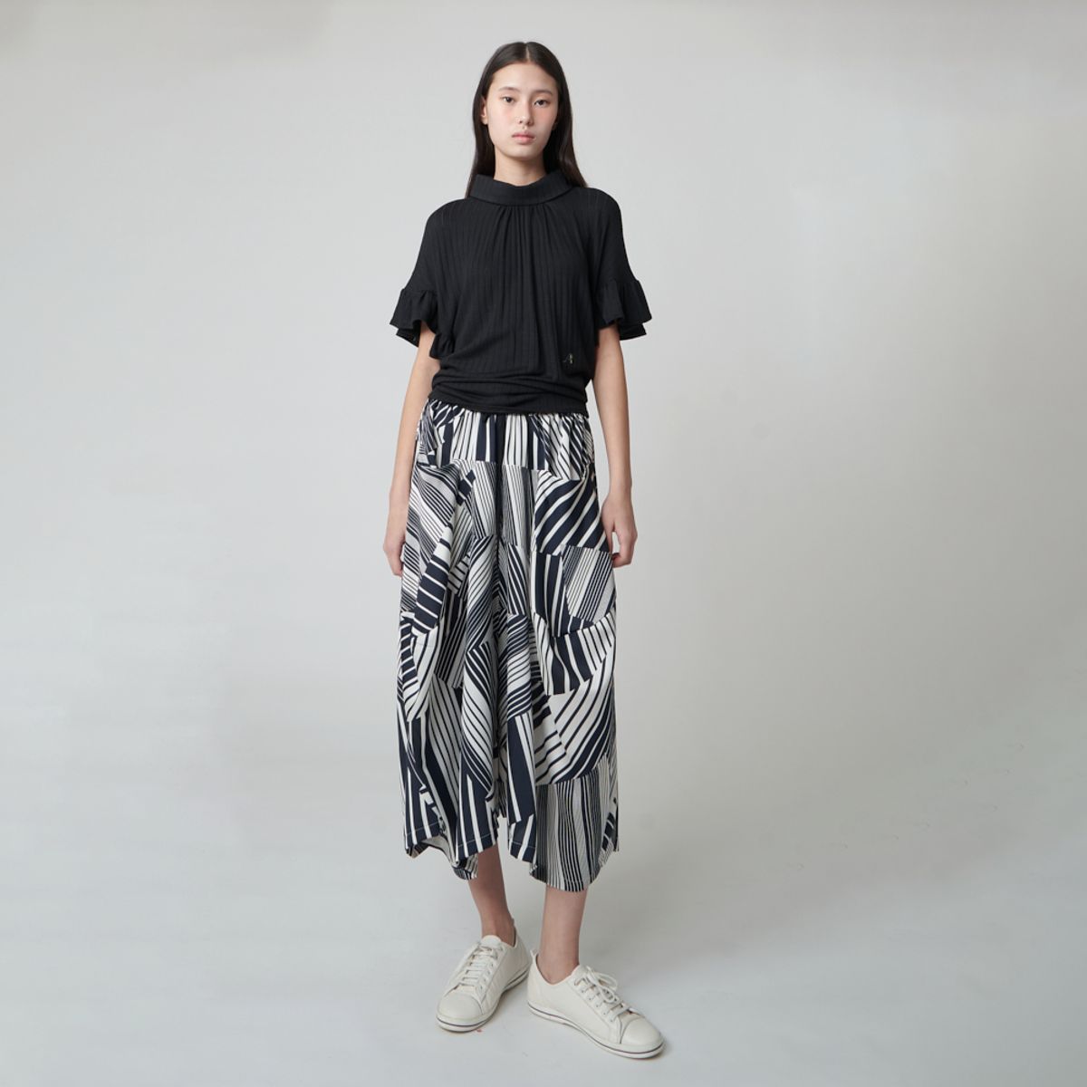 애스플래폼(ATHPLATFORM) AW51TH01 백 스트랩 러플 슬리브 탑_블랙