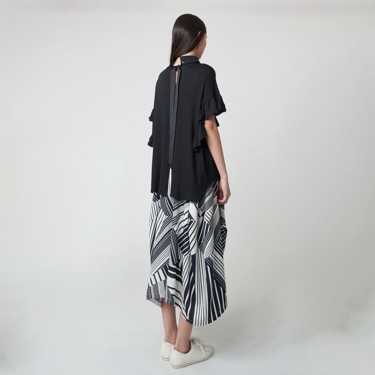 애스플래폼(ATHPLATFORM) AW51TH01 백 스트랩 러플 슬리브 탑_블랙