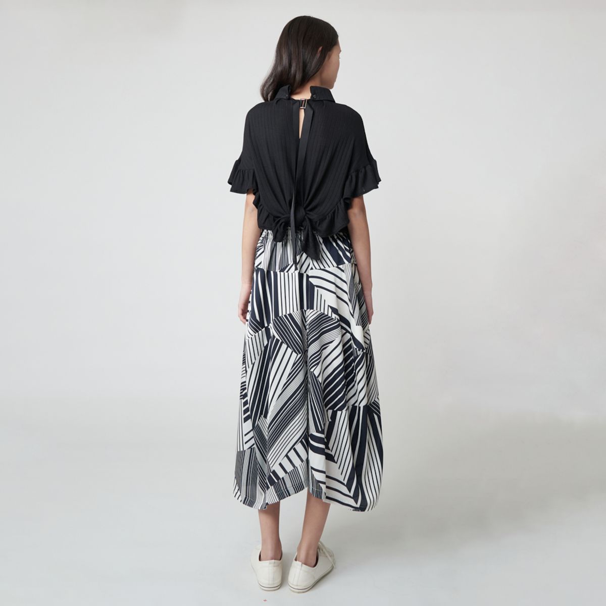 애스플래폼(ATHPLATFORM) AW51TH01 백 스트랩 러플 슬리브 탑_블랙