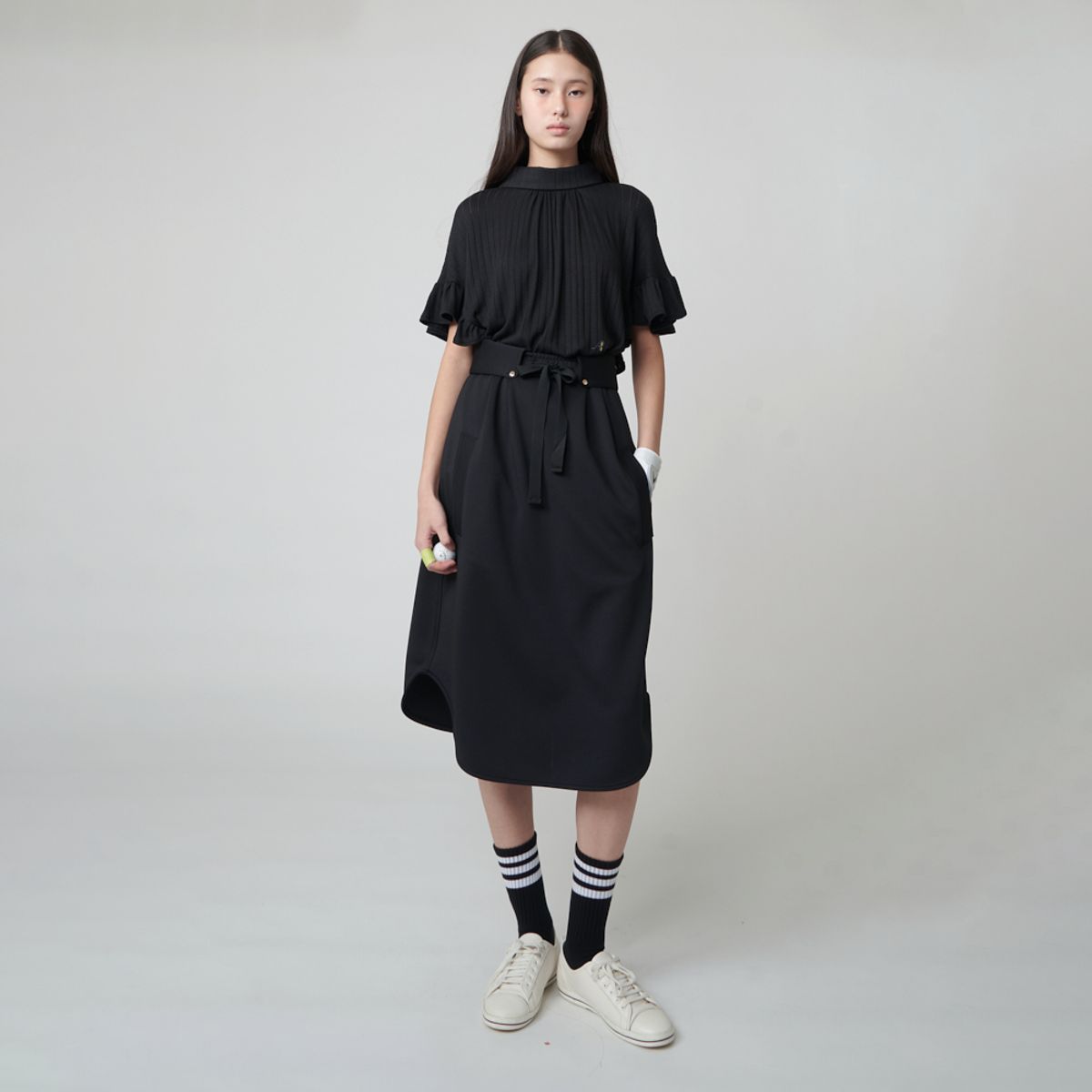 애스플래폼(ATHPLATFORM) AW51TH01 백 스트랩 러플 슬리브 탑_블랙