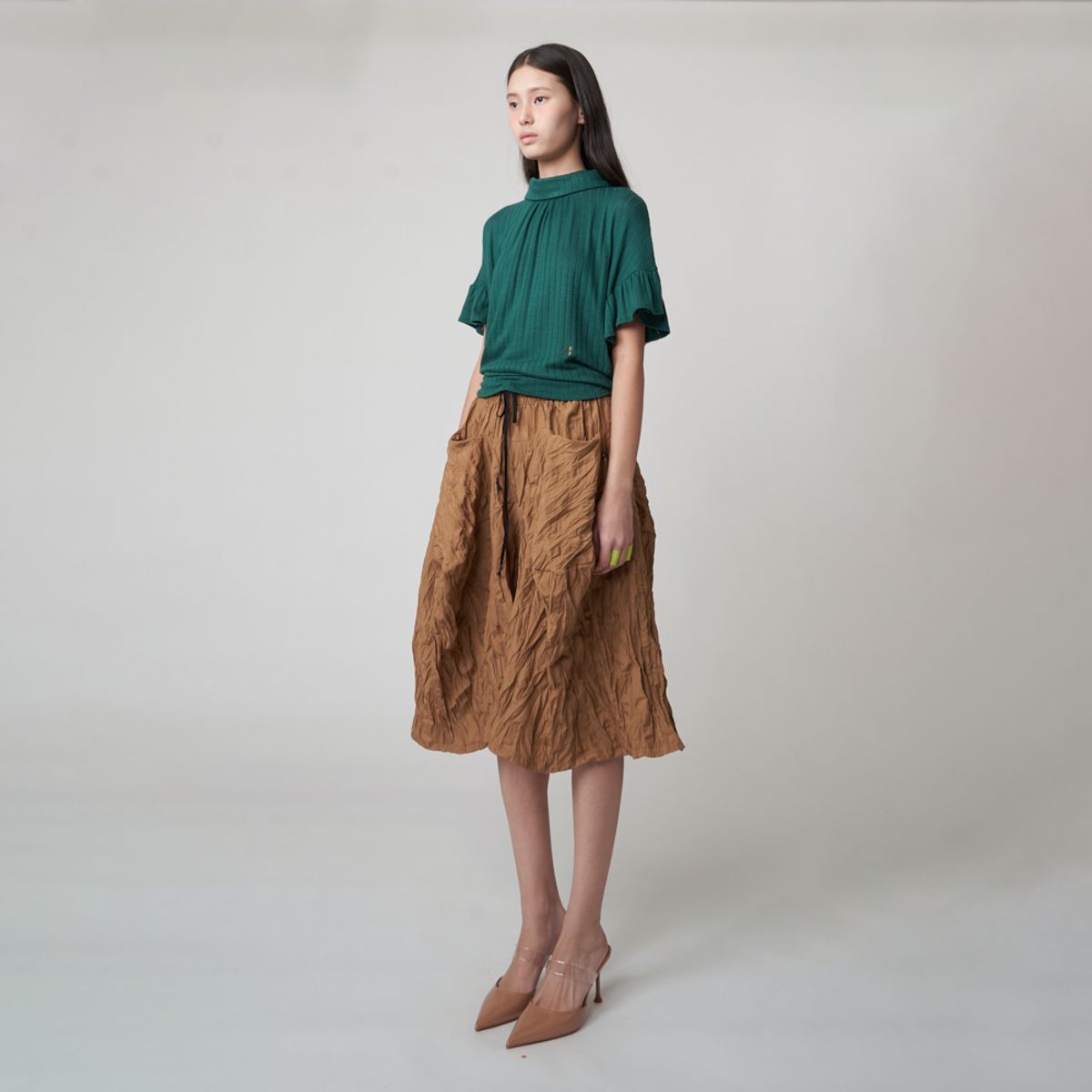 애스플래폼(ATHPLATFORM) AW51TH01 백 스트랩 러플 슬리브 탑_다크 그린