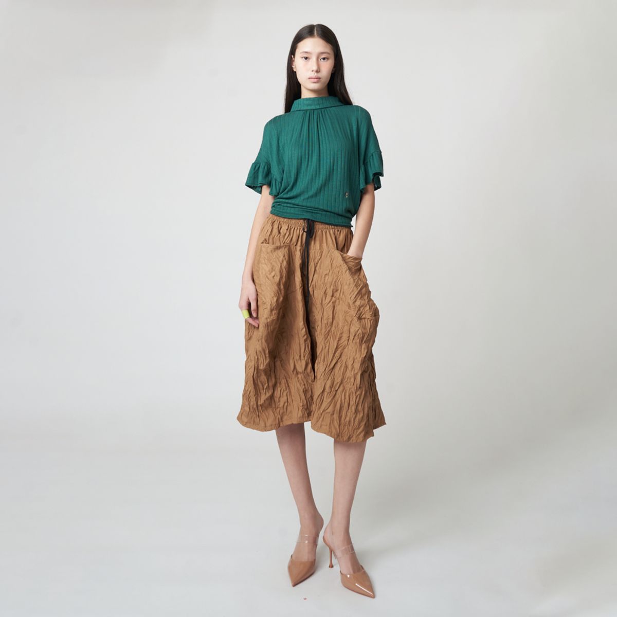 애스플래폼(ATHPLATFORM) AW51TH01 백 스트랩 러플 슬리브 탑_다크 그린