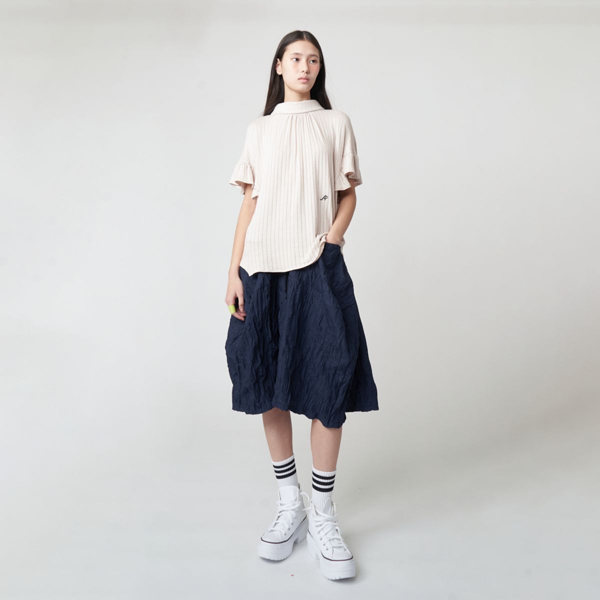 애스플래폼(ATHPLATFORM) AW51TH01 백 스트랩 러플 슬리브 탑_라이트 베이지