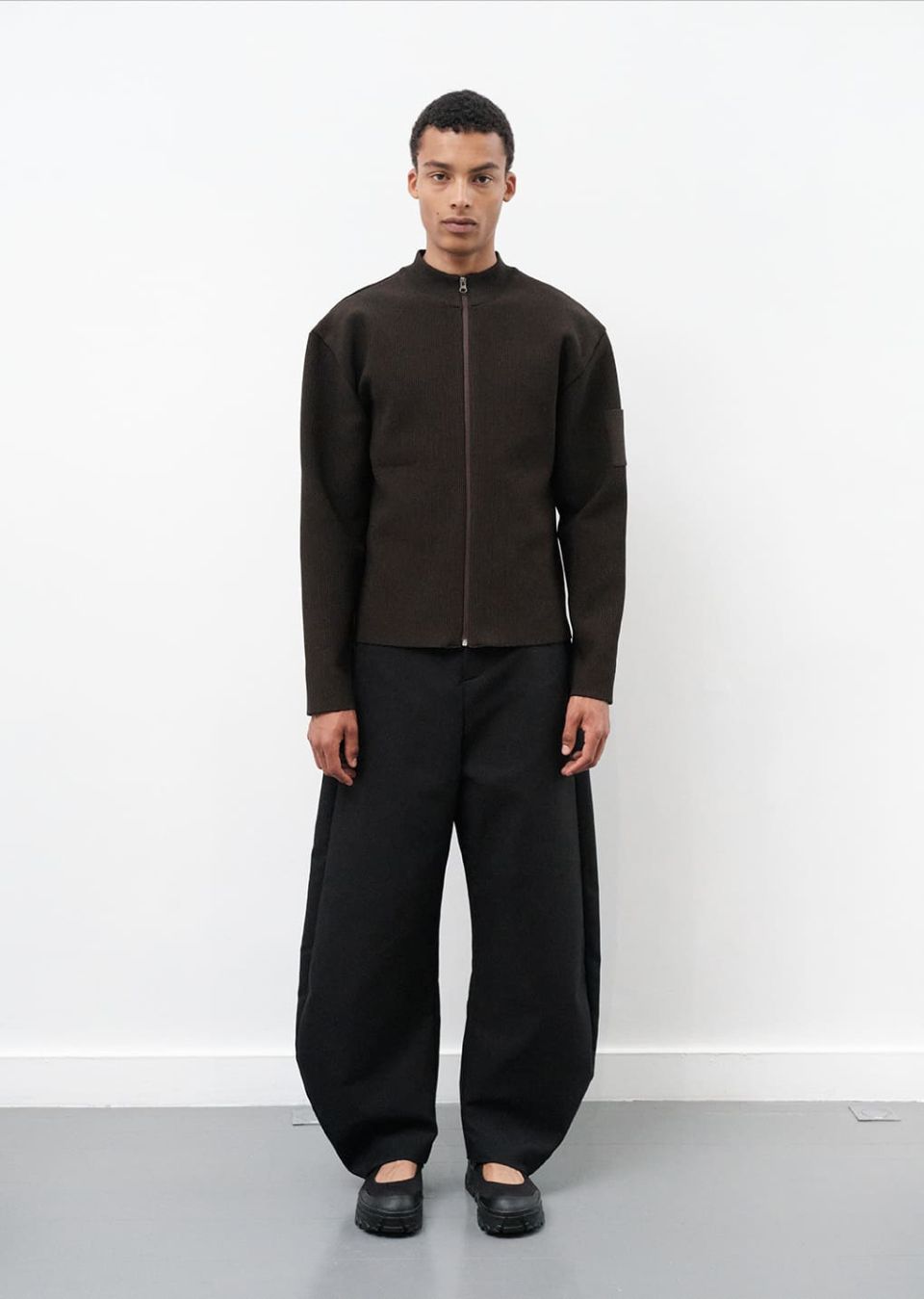 MUSINSA公式 | AMOMENTO MENS CURVED SILHOUETTE PANTS