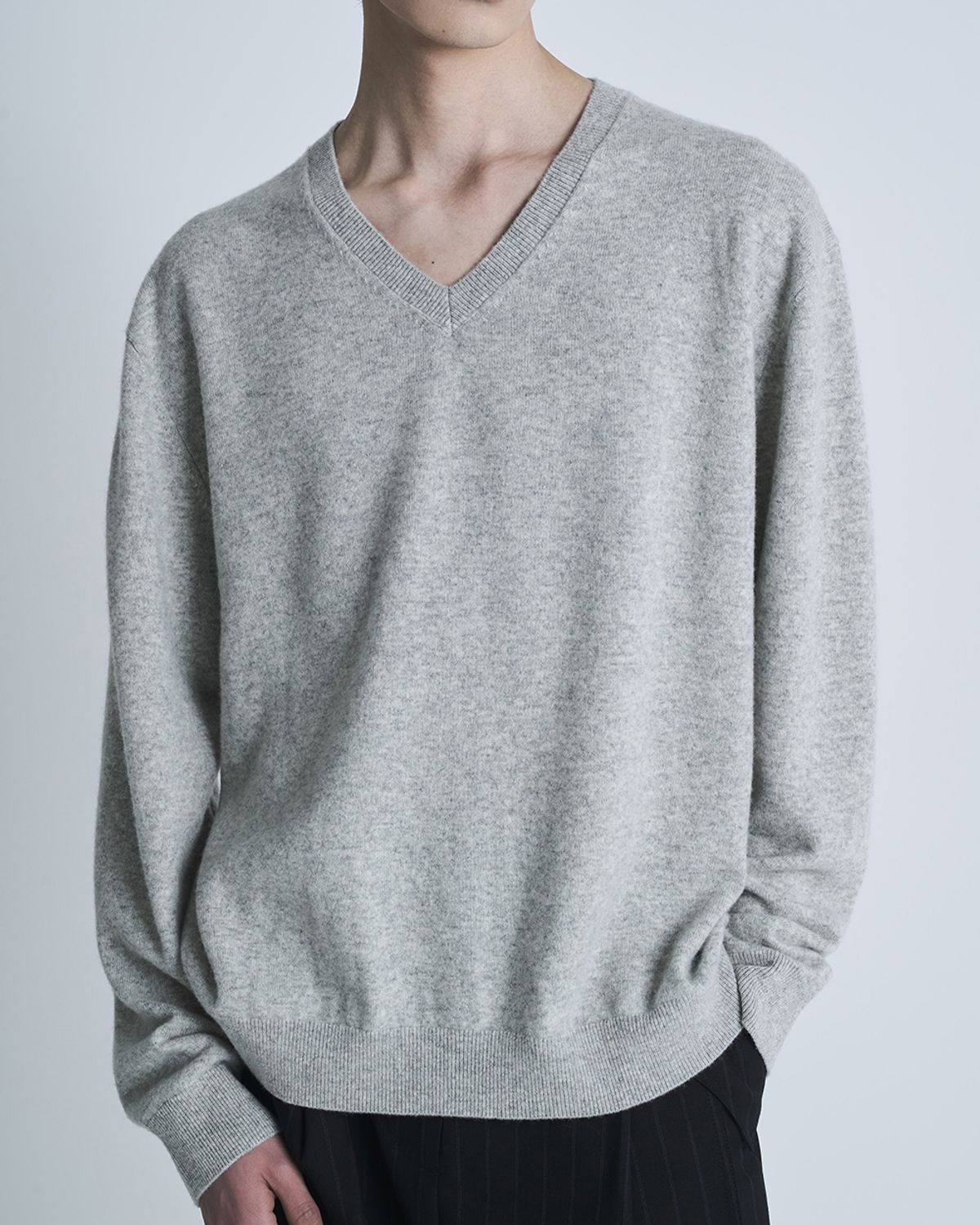 포커페이스(POKERFACE) FARASHA CASHMERE V NECK KNIT LIGHT GREY