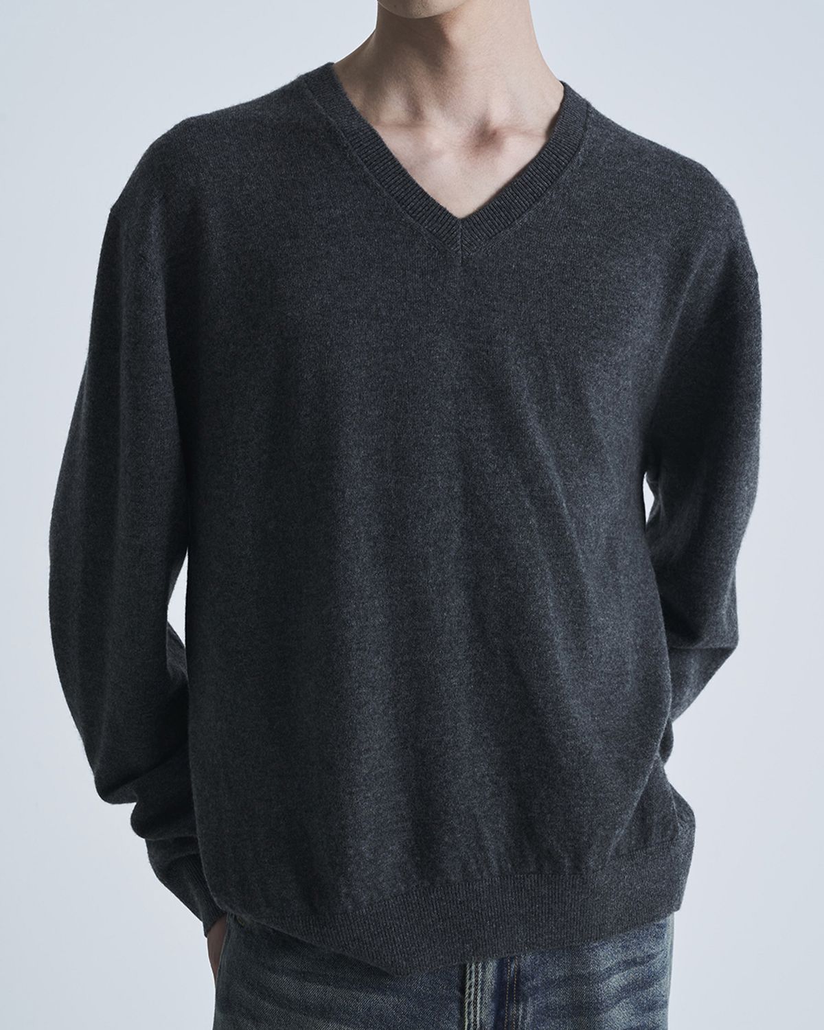 포커페이스(POKERFACE) FARASHA CASHMERE V NECK KNIT CHARCOAL