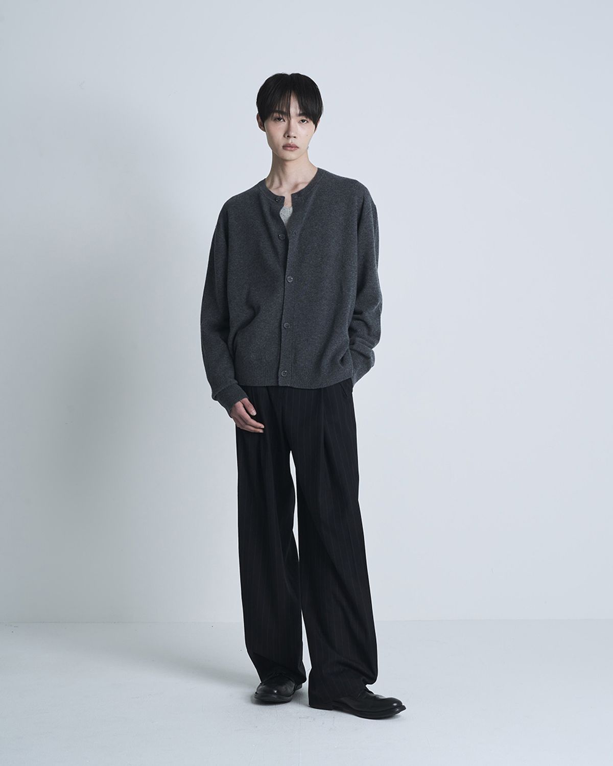 포커페이스(POKERFACE) FARASHA CASHMERE CREW NECK CARDIGAN CHARCOAL