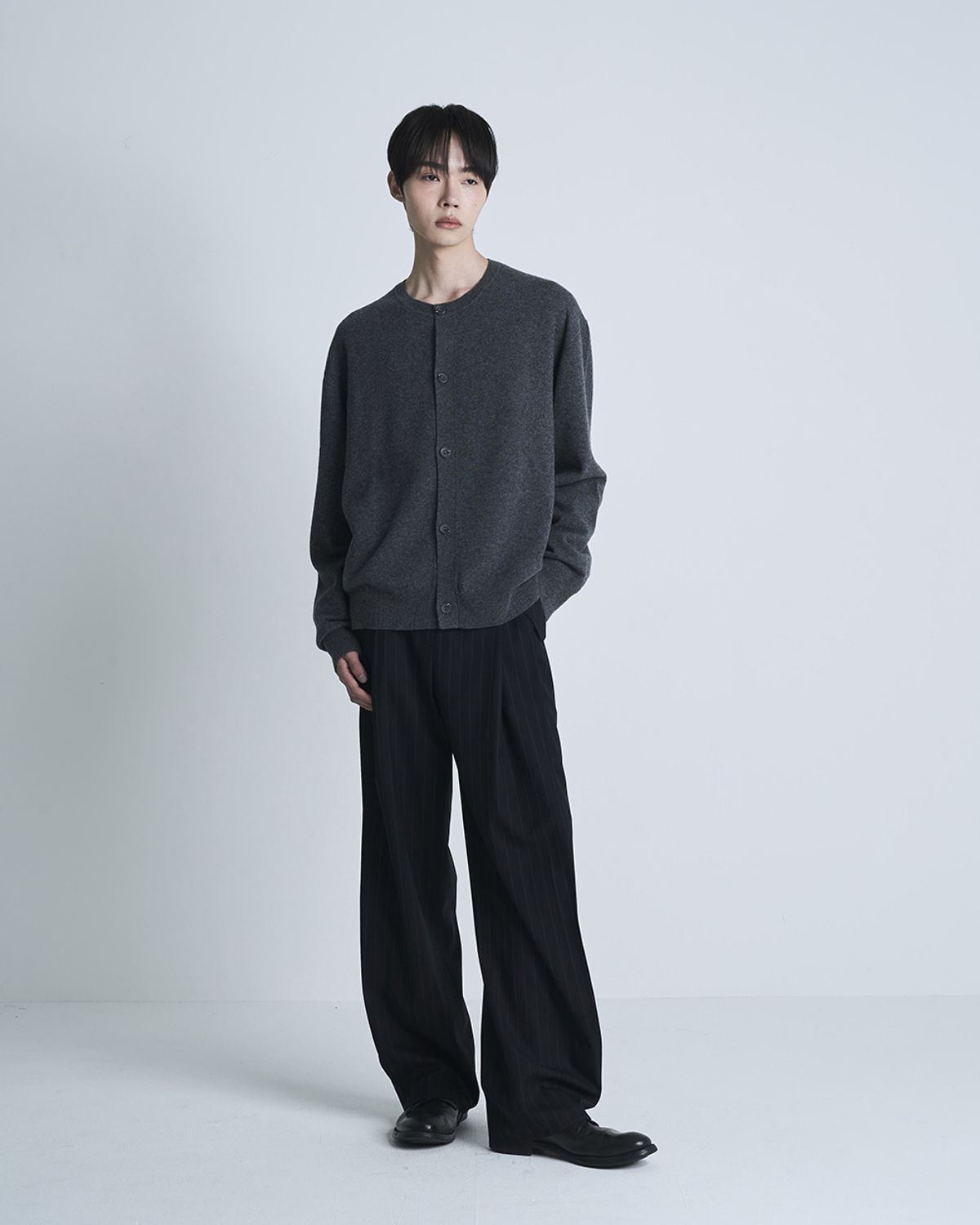 포커페이스(POKERFACE) FARASHA CASHMERE CREW NECK CARDIGAN CHARCOAL