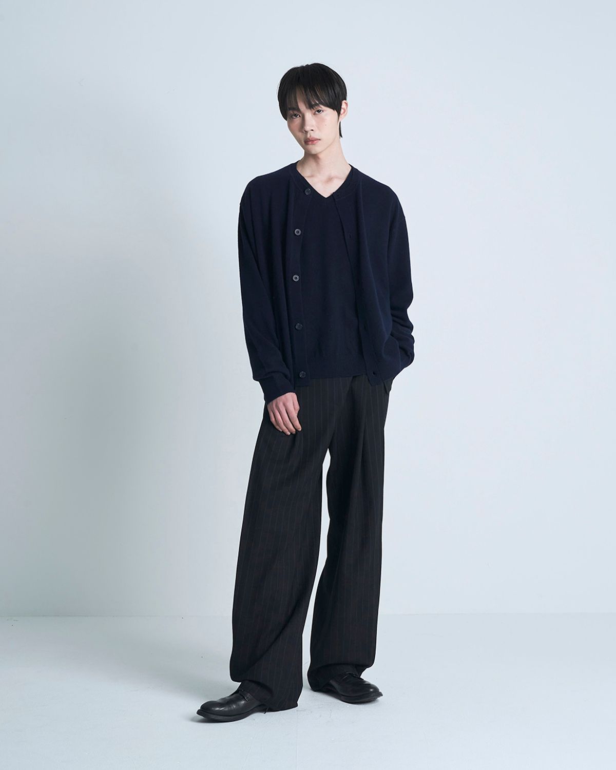 포커페이스(POKERFACE) FARASHA CASHMERE CREW NECK CARDIGAN DARK NAVY