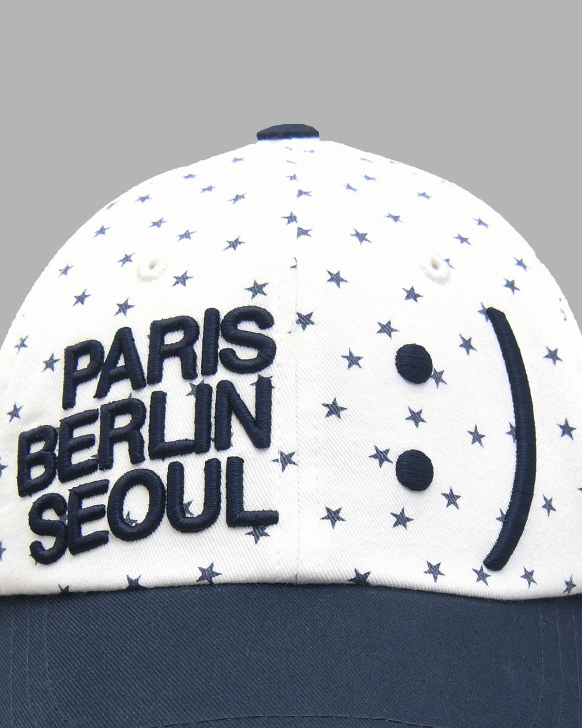더뮤지엄비지터(THEMUSEUMVISITOR) SMILE LOGO BALLCAP (WHITE)