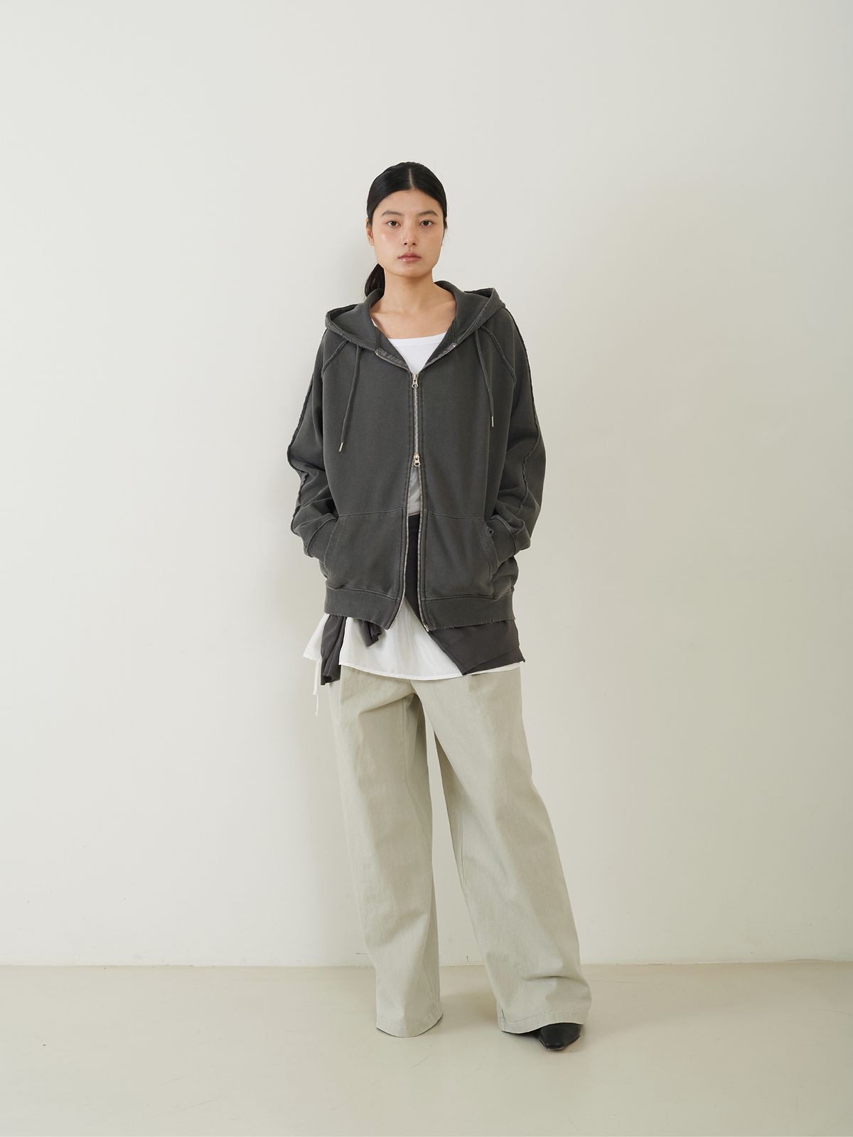 프롬웨얼(FROMWHERE) Garment Washed Zip-Up Hoodie Charcoal