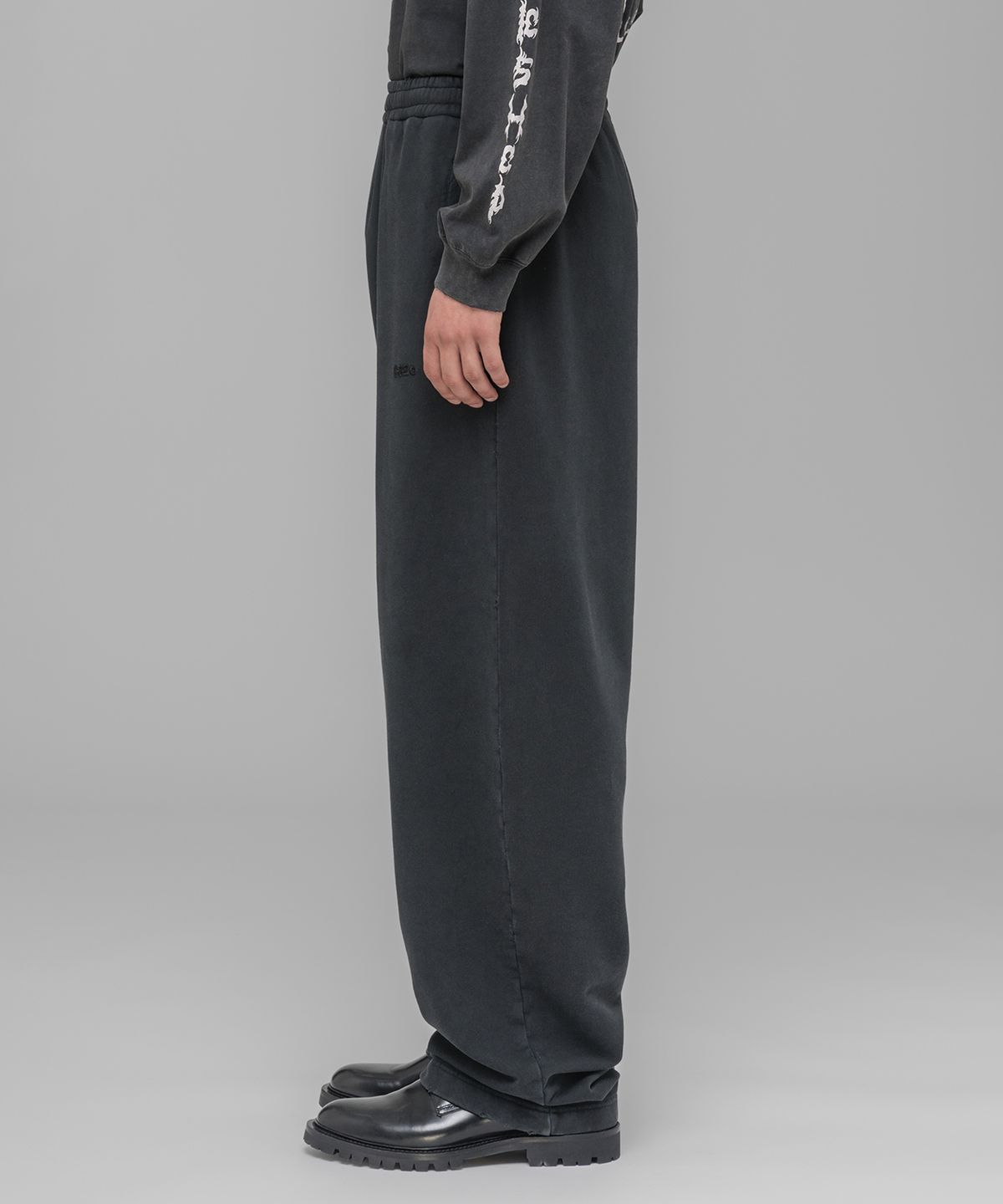 032씨(032C) (U) 아웃로우 오버사이즈 스웨트 팬츠 페이디드 블랙 OUTLAW OVERSIZED SWEATPANTS FADED BLACK