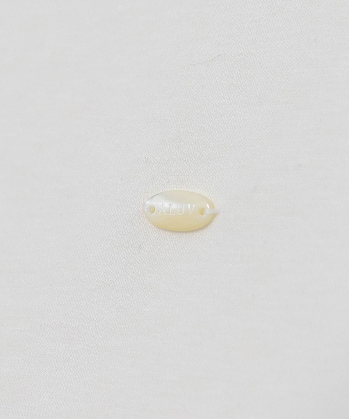 에이루브(ALUV) 자개 장식 웜 하프 넥 AARBTS001D