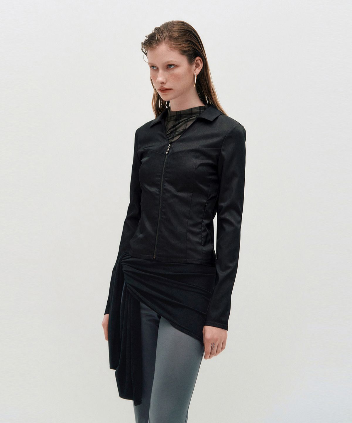 킴지수(KIMZISU) V-Neck Sleek Zip-Up _ BLACK