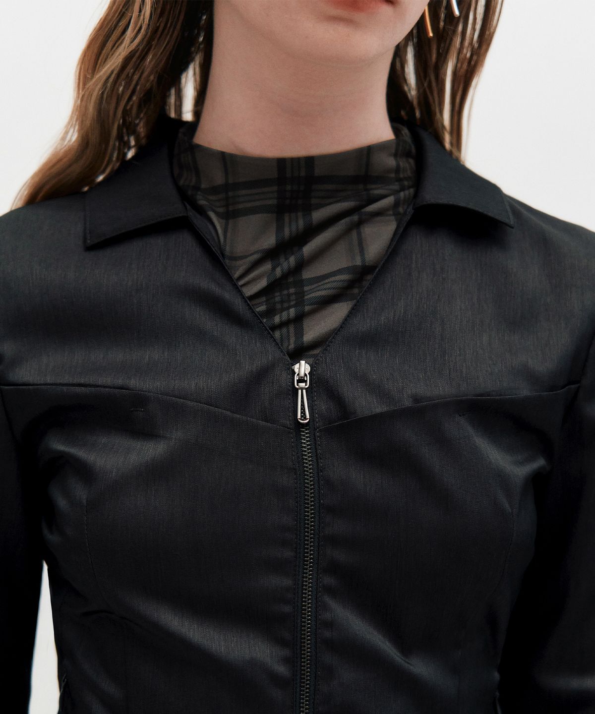 킴지수(KIMZISU) V-Neck Sleek Zip-Up _ BLACK