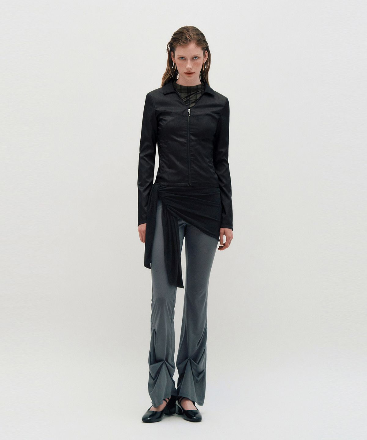 킴지수(KIMZISU) V-Neck Sleek Zip-Up _ BLACK