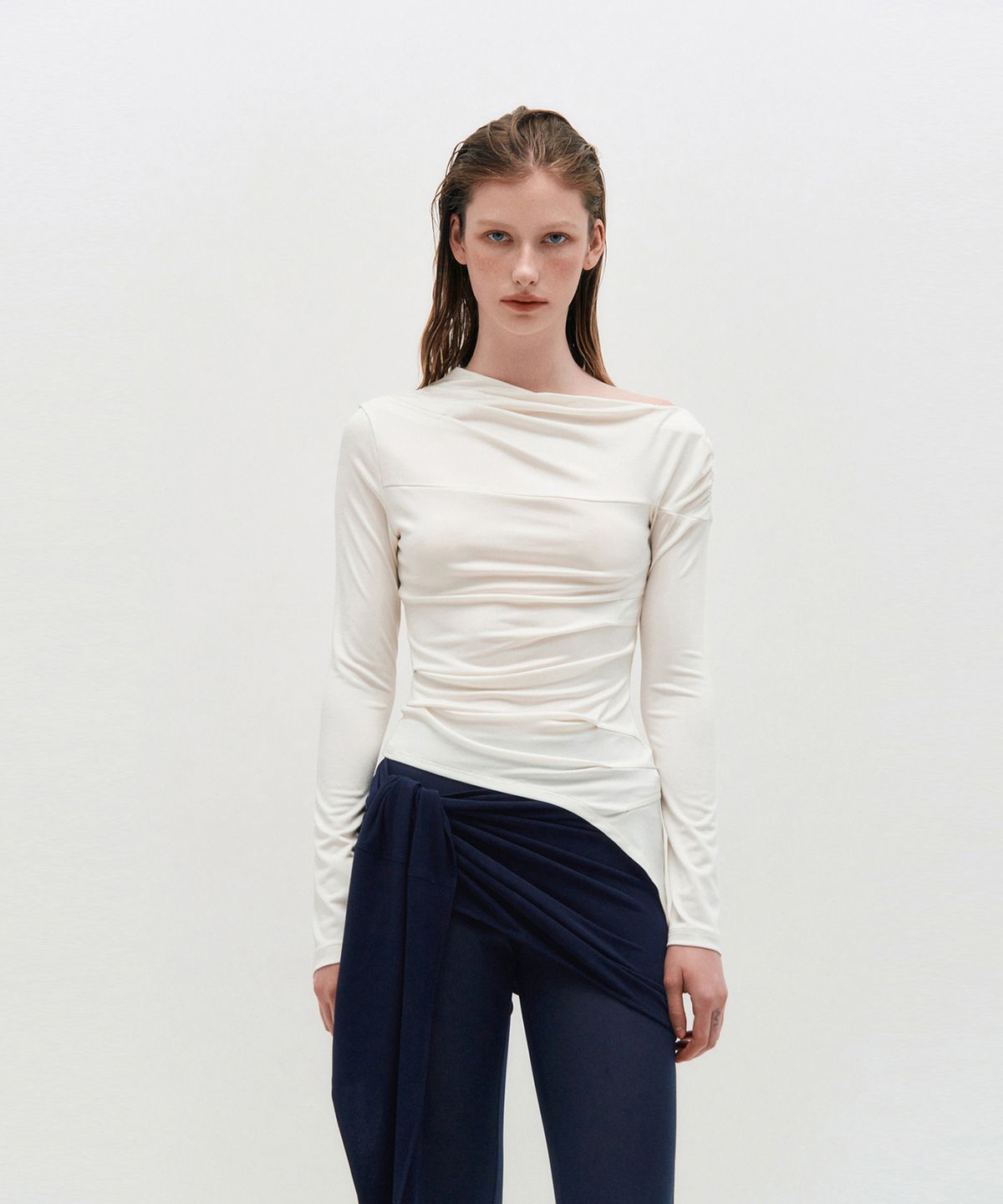 킴지수(KIMZISU) One Shoulder Draped Jersey Top _ WHITE