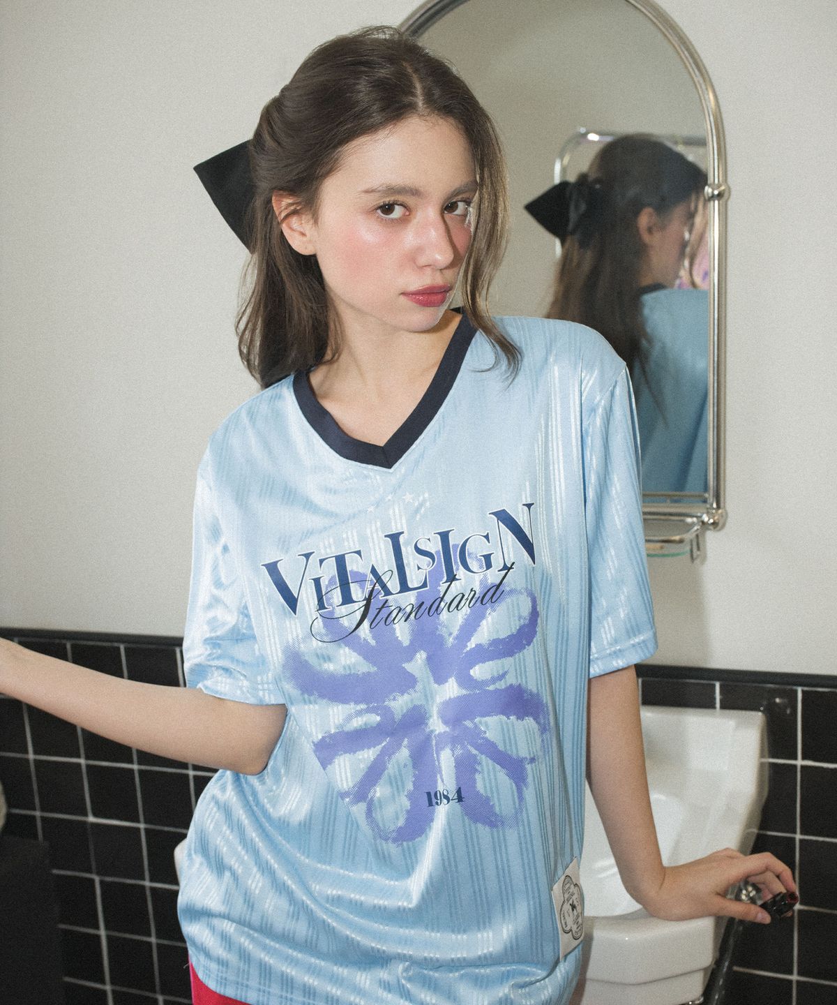 바이탈싸인(VITALSIGN) [LINE] 글로시 스트라이프 로고 티셔츠 (Light BLue)
