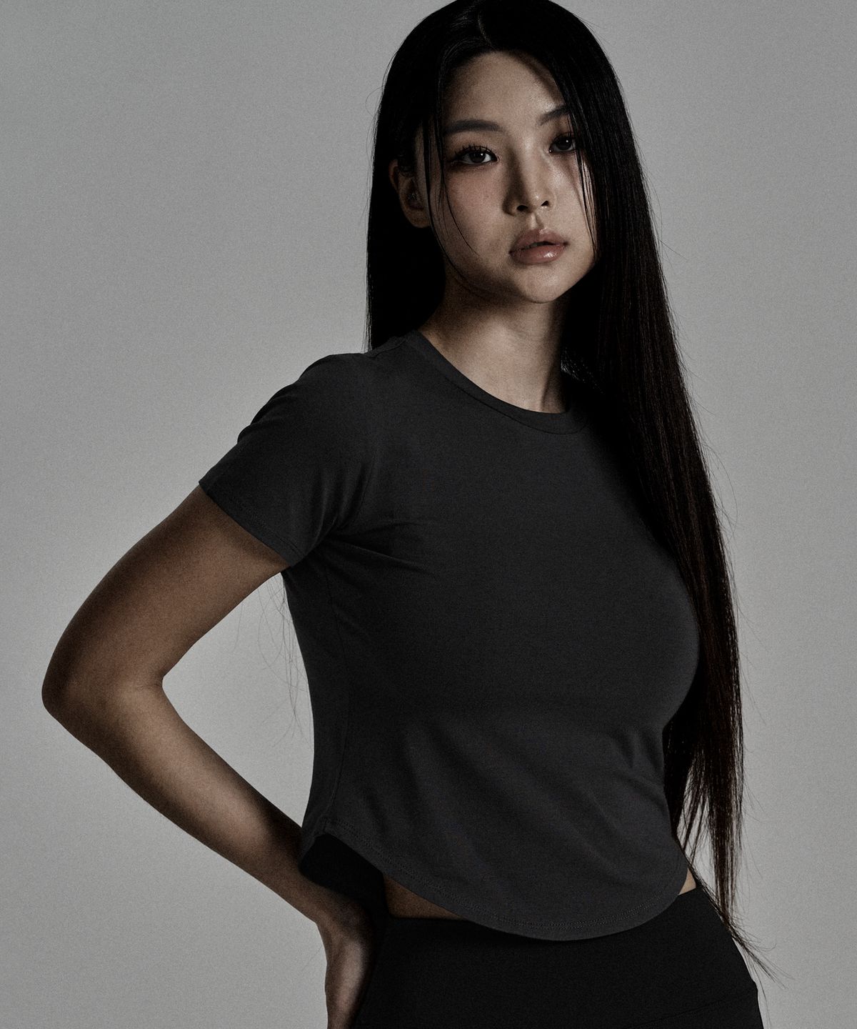 제이엘브(JELEVE) 심볼자수 크롭 숏슬리브 [차콜]