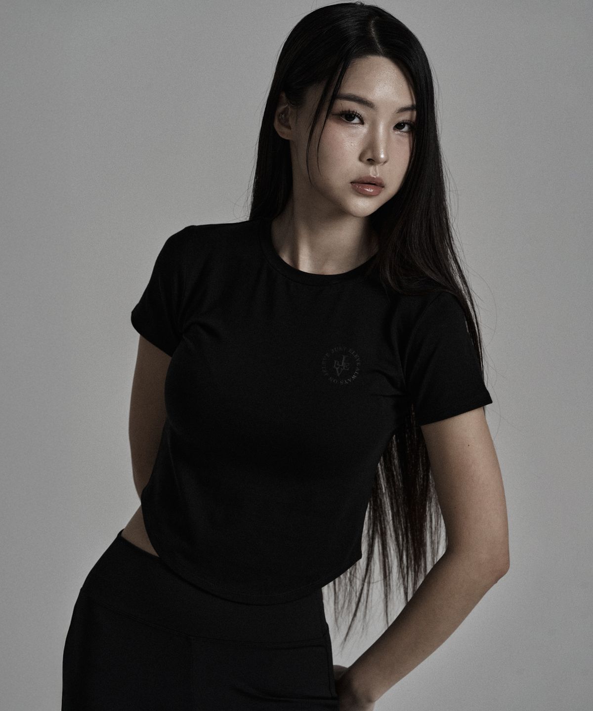 제이엘브(JELEVE) 스포티로고 크롭 숏슬리브 [톤온톤]