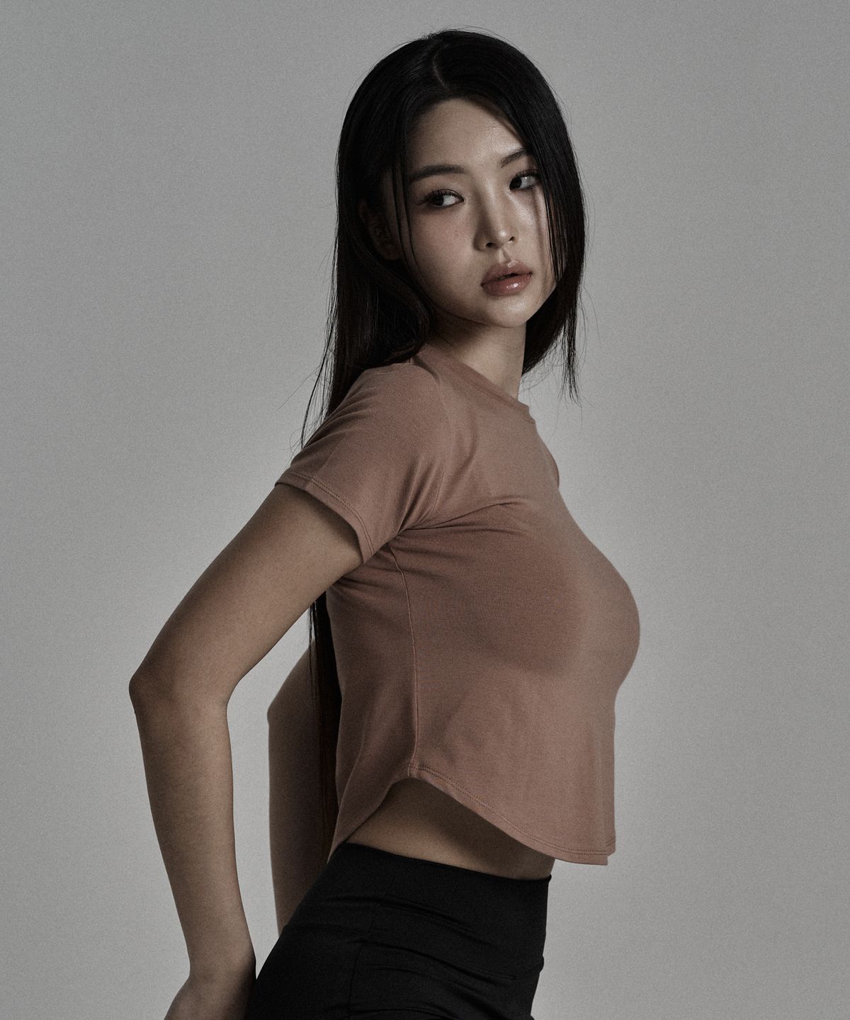 제이엘브(JELEVE) 스포티로고 크롭 숏슬리브 [브라운]