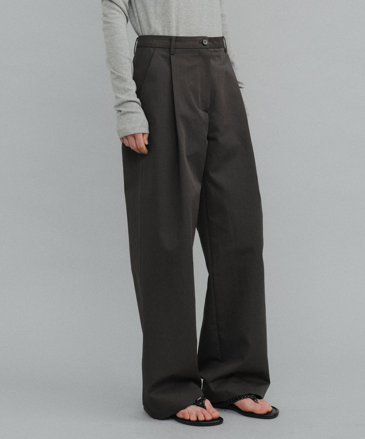 유라고(URAGO) One-tuck wide chino pants