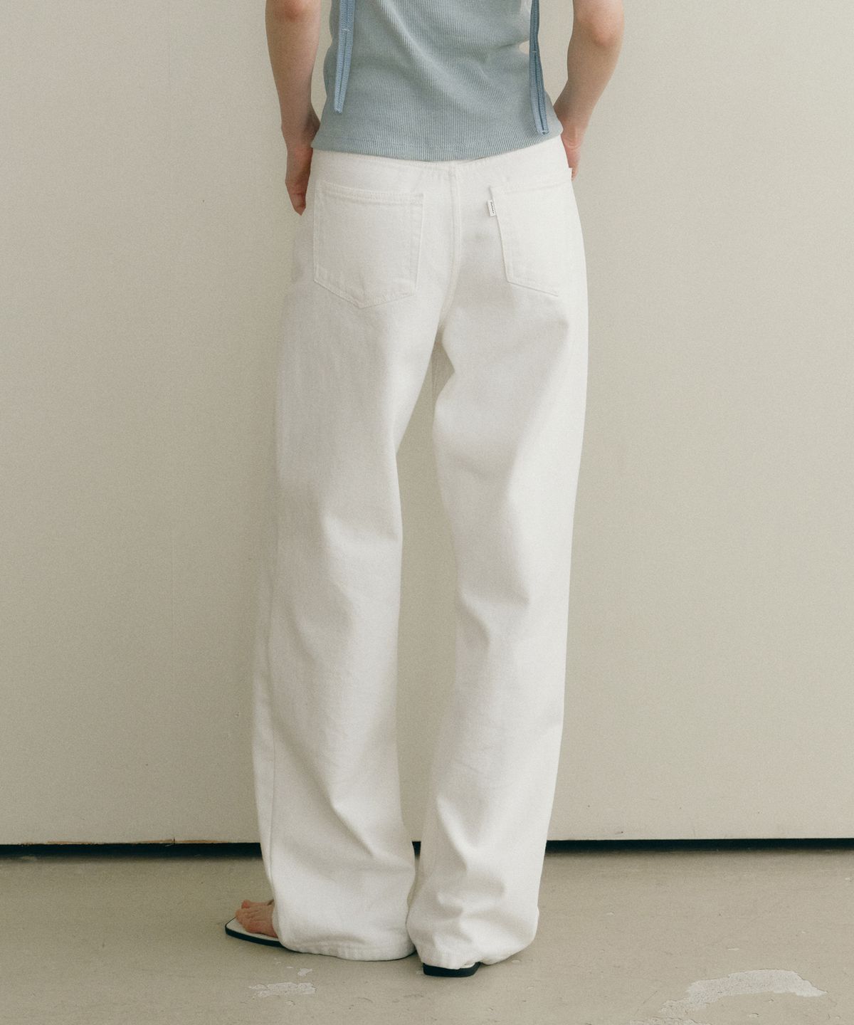 오스트카카(OSTKAKA) 에센셜 와이드 데님 팬츠 화이트