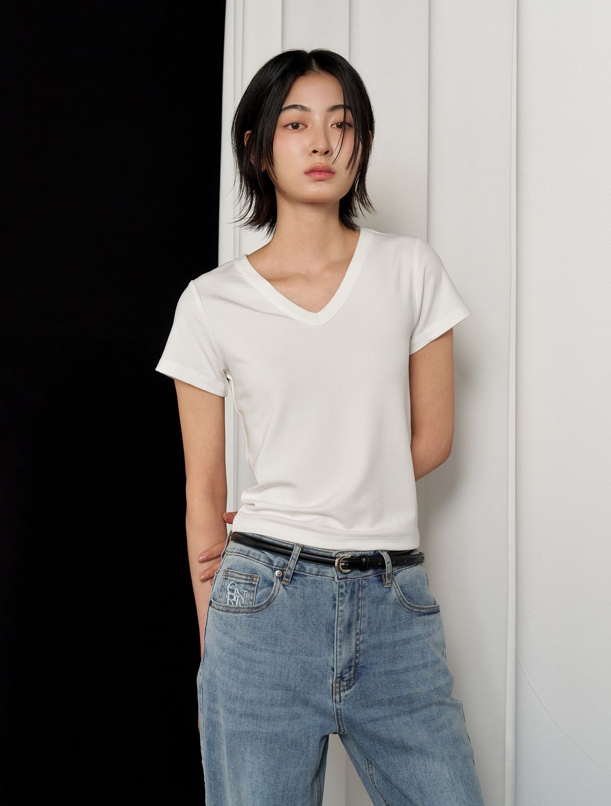제너럴아이디어(GENERALIDEA) 슬림 브이넥 반팔티 [WHITE] / WBE2L01513