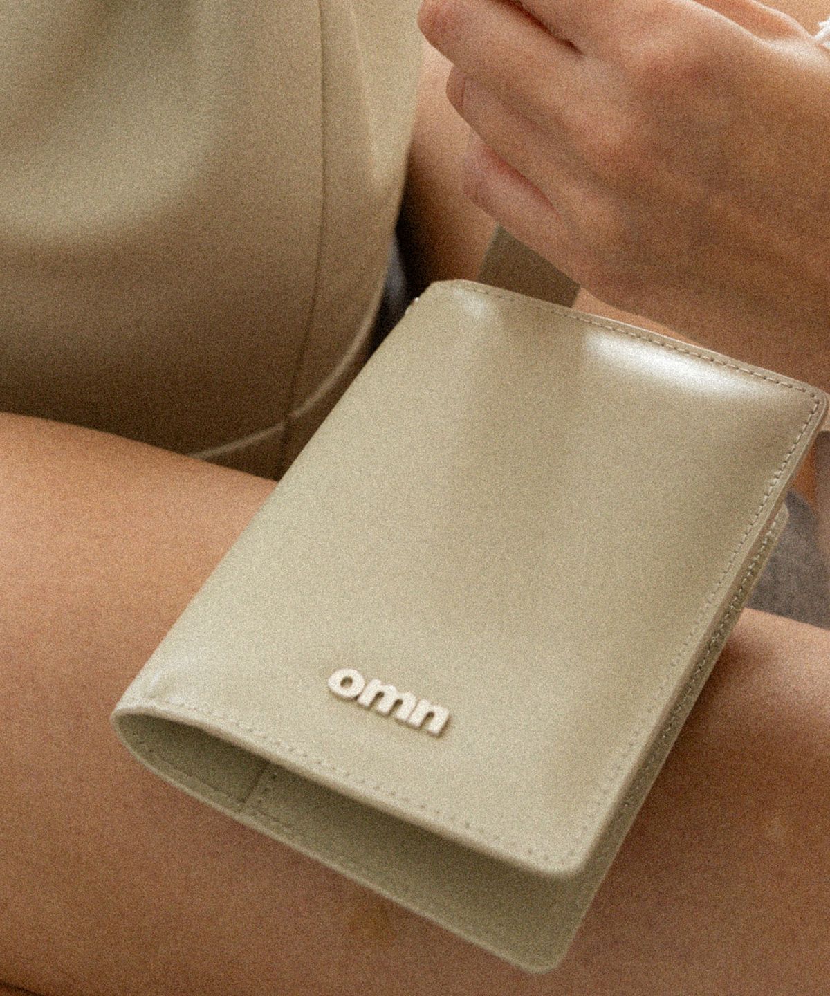 옴니포턴트(OMNIPOTENT) [Anti-Skimming]Memory passport wallet _Oat beige