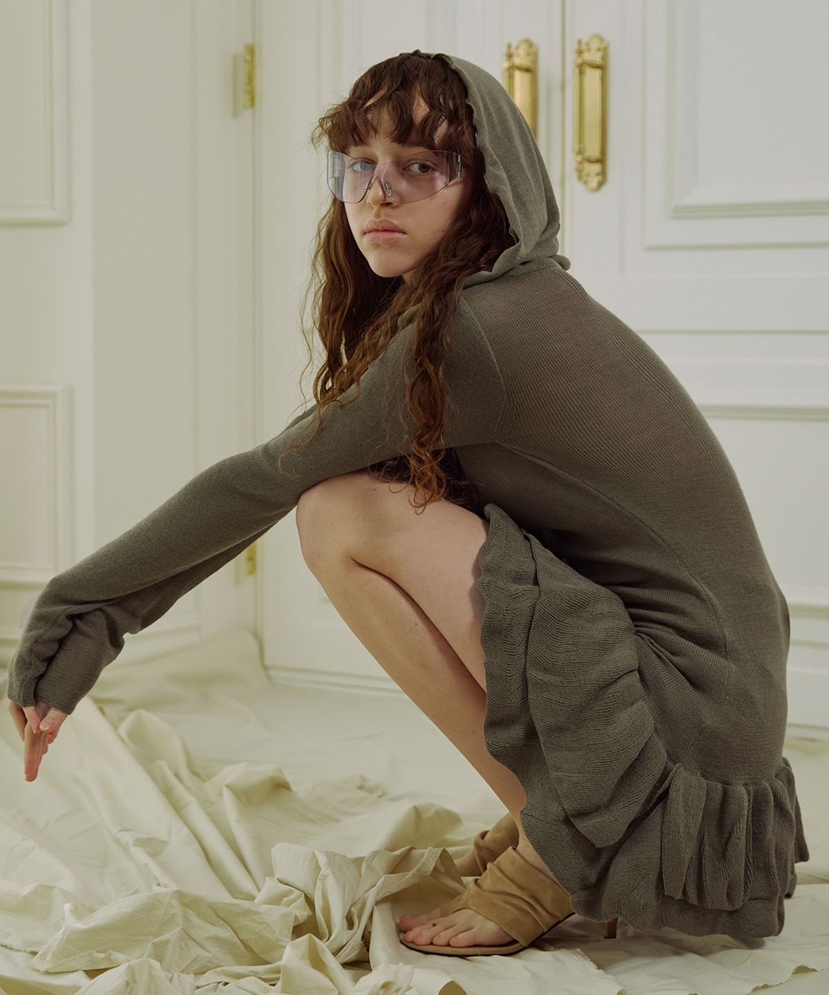 더포르타(THEPORTA) OFF-SHOULDER HOODED KNIT MINI DRESS, KHAKI