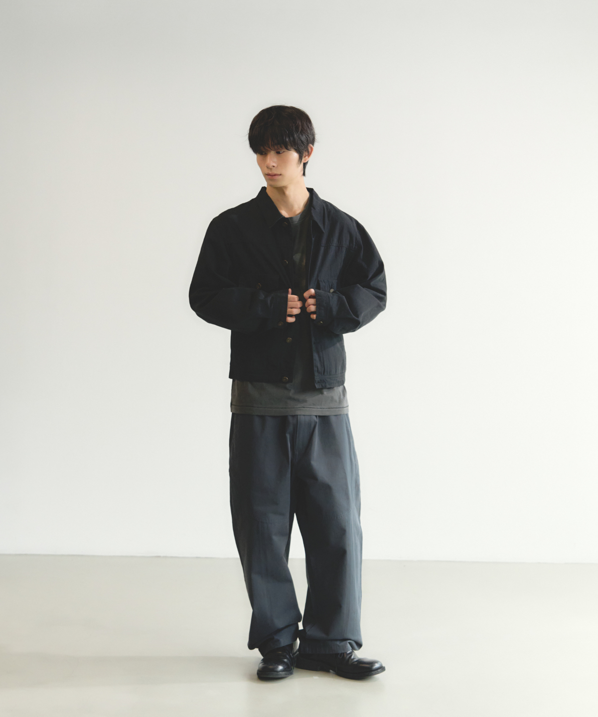 이스트서비스샵(eastserviceshop) 릴렉스 핏 우븐 팬츠 - 그라파이트