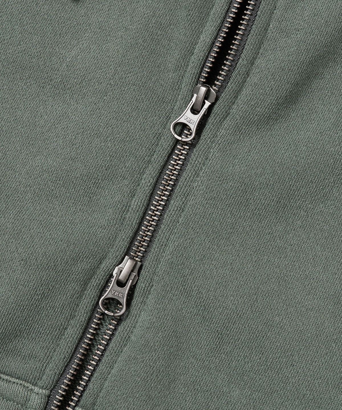 브라운브레스(BROWNBREATH) PIGMENT TAG HOOD VEST - KHAKI