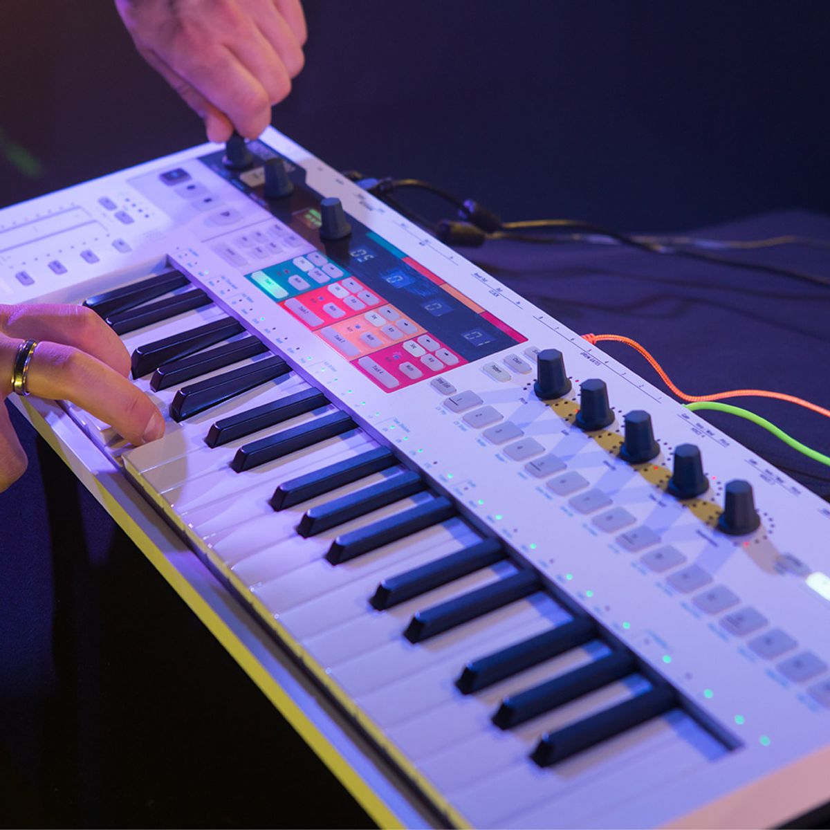 아투리아(ARTURIA) KeyStep Pro 키스탭 프로 올인원 키보드 시퀀서 미디컨트롤러_화이트