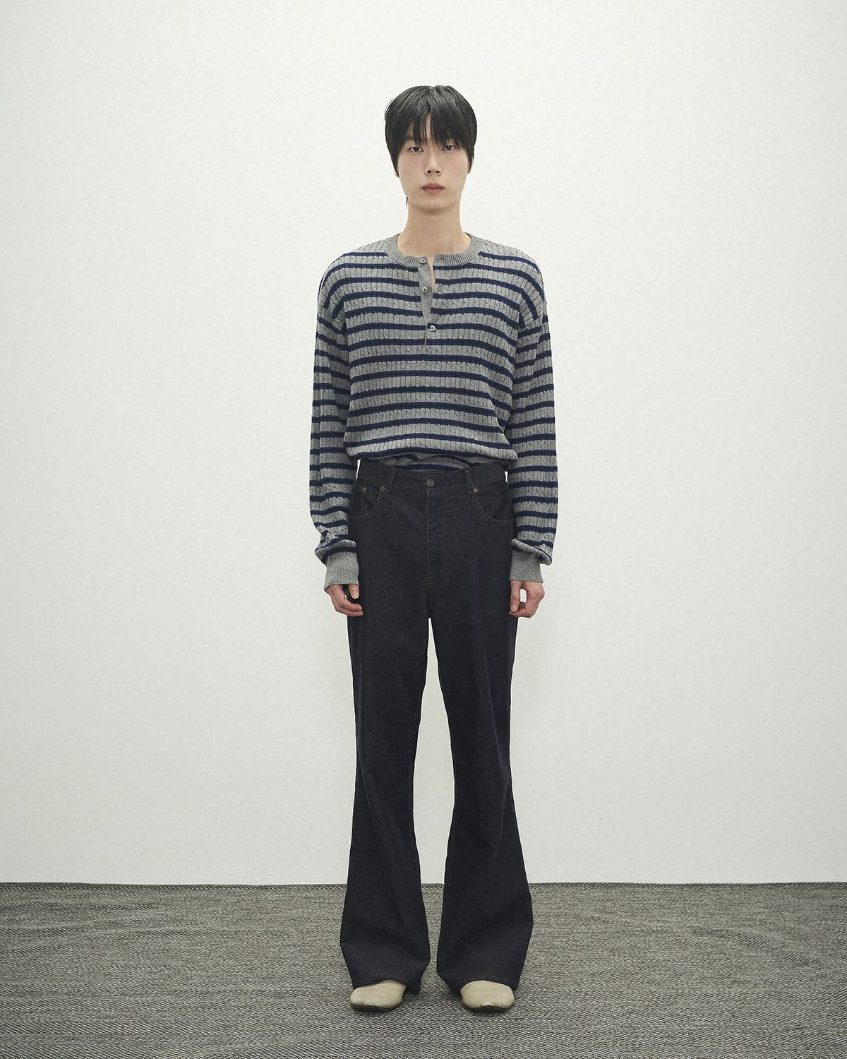 포커페이스(POKERFACE) CABLE STRIPE HENLEY NECK KNIT GREY
