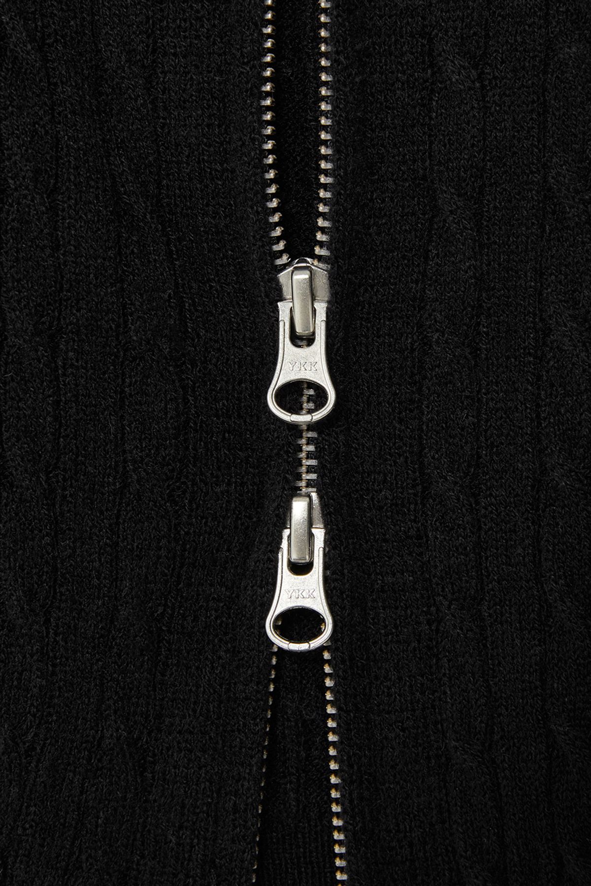 비바스튜디오(VIVASTUDIO) WOMAN WAVE CABLE KNIT ZIP-UP [BLACK]