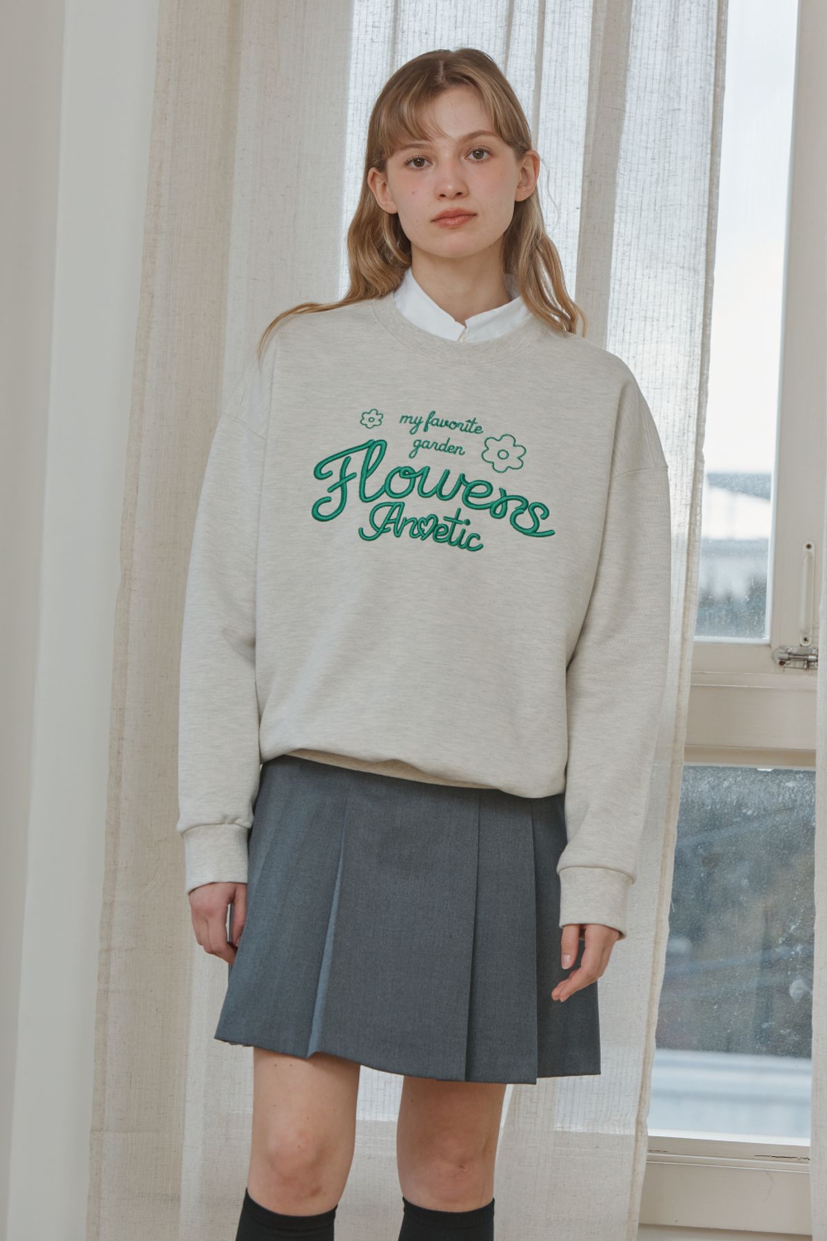아노에틱(ANOETIC) GOLD LOGO CLASSIC PLEATS SKIRT_GREY