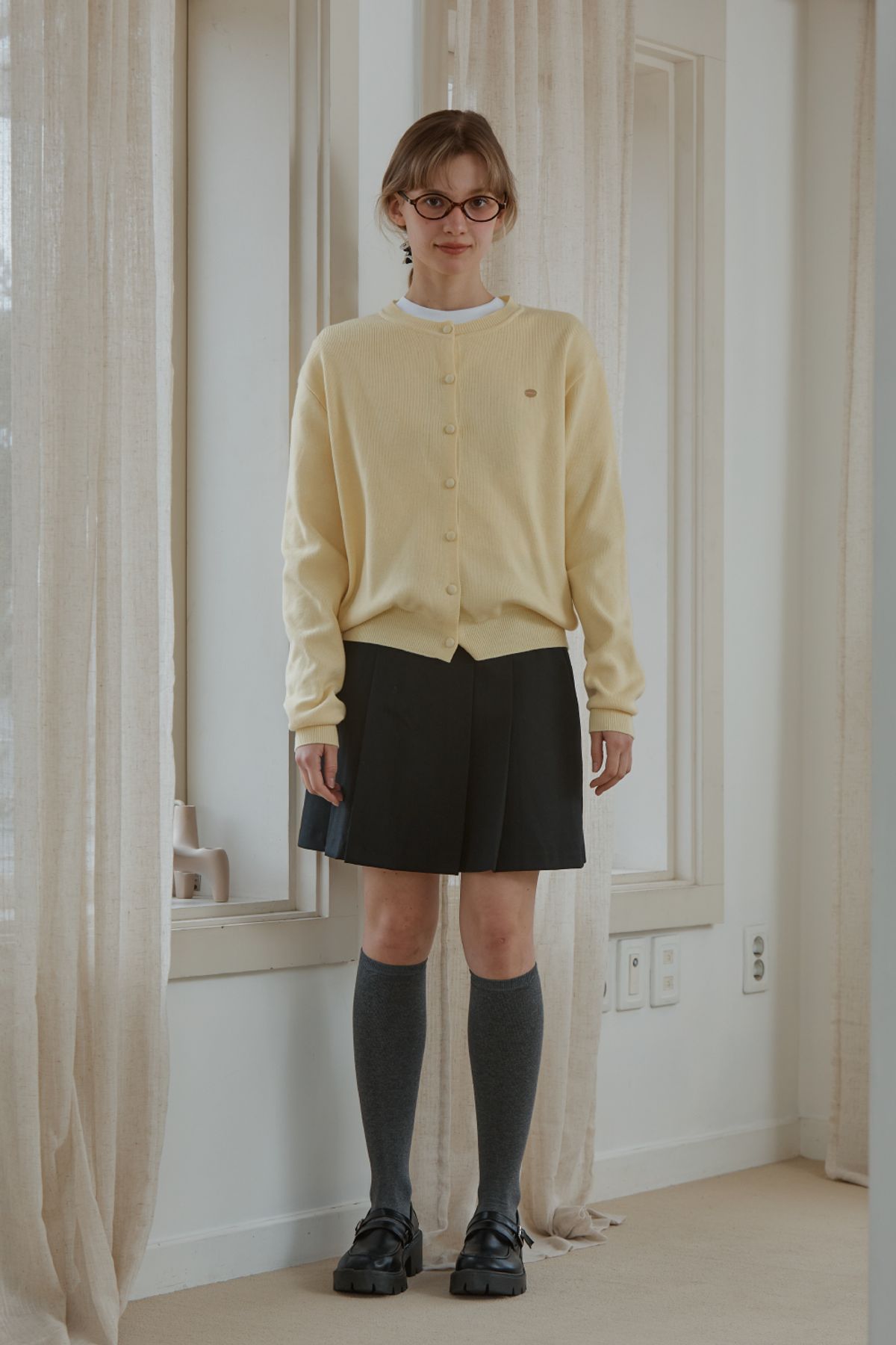 아노에틱(ANOETIC) GOLD LOGO CLASSIC PLEATS SKIRT_BLACK