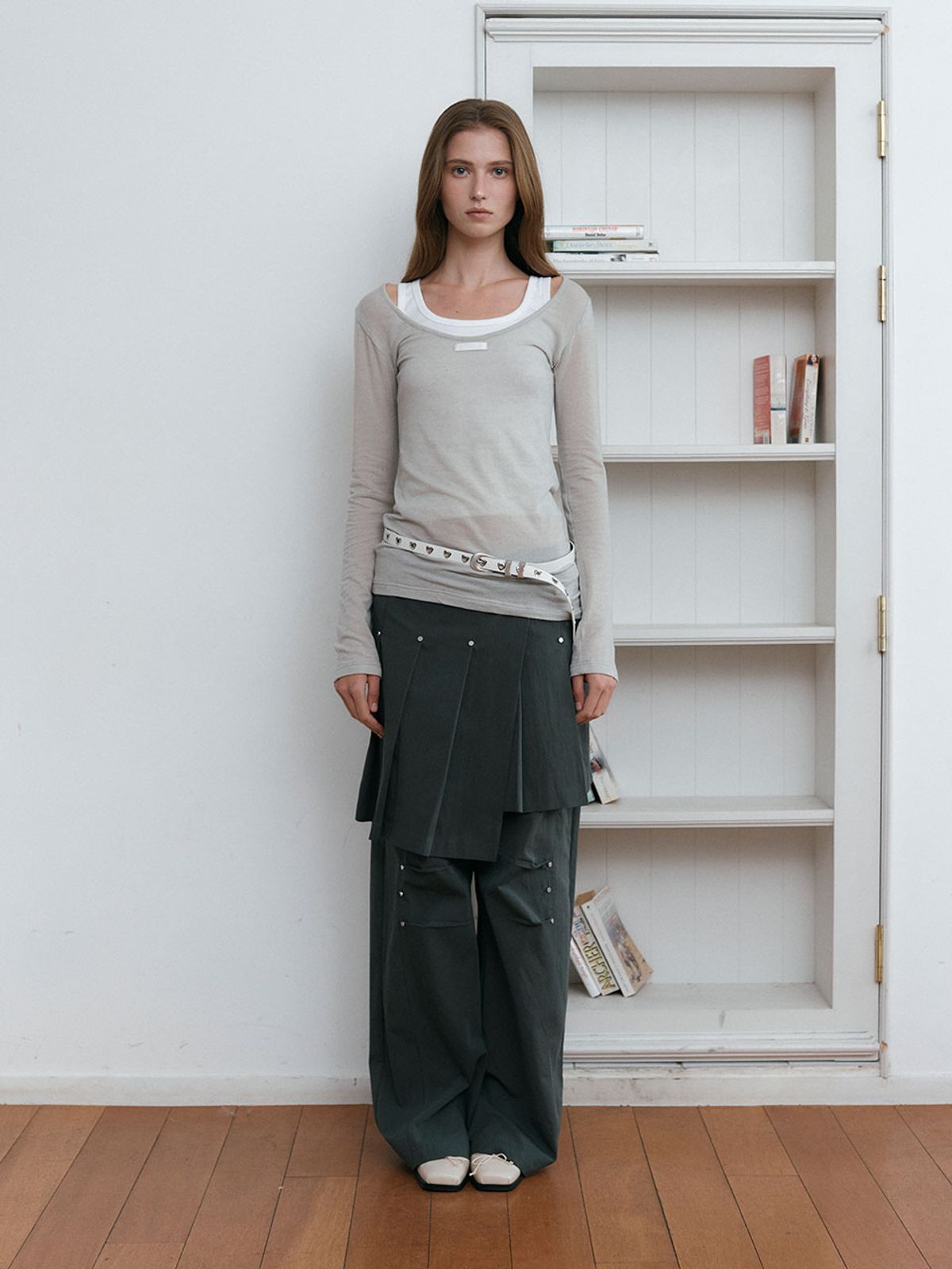 아수라(ASURA) ATYPICAL RIVET PLEATS SKIRT (CHARCOAL)