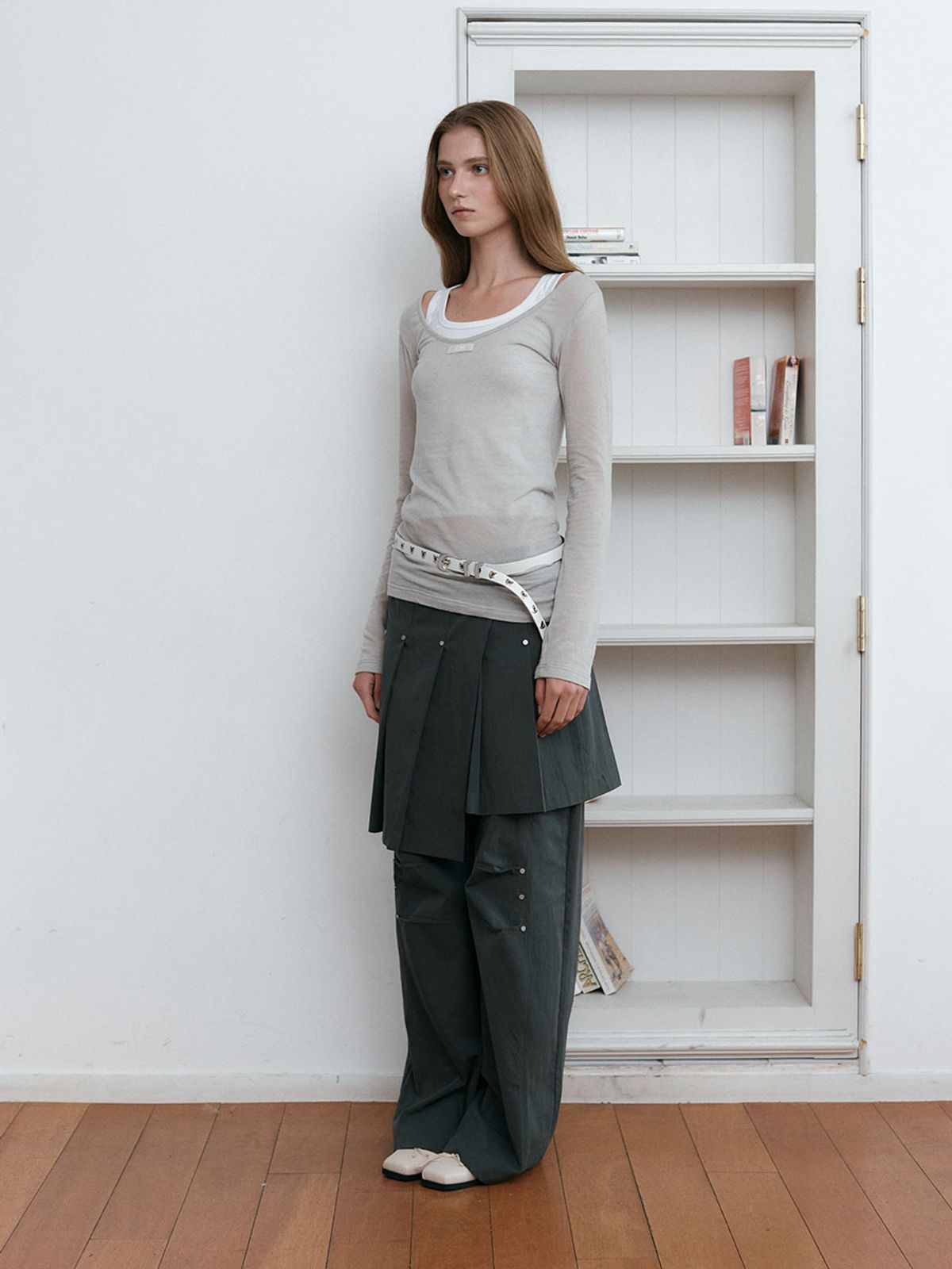 아수라(ASURA) ATYPICAL RIVET PLEATS SKIRT (CHARCOAL)