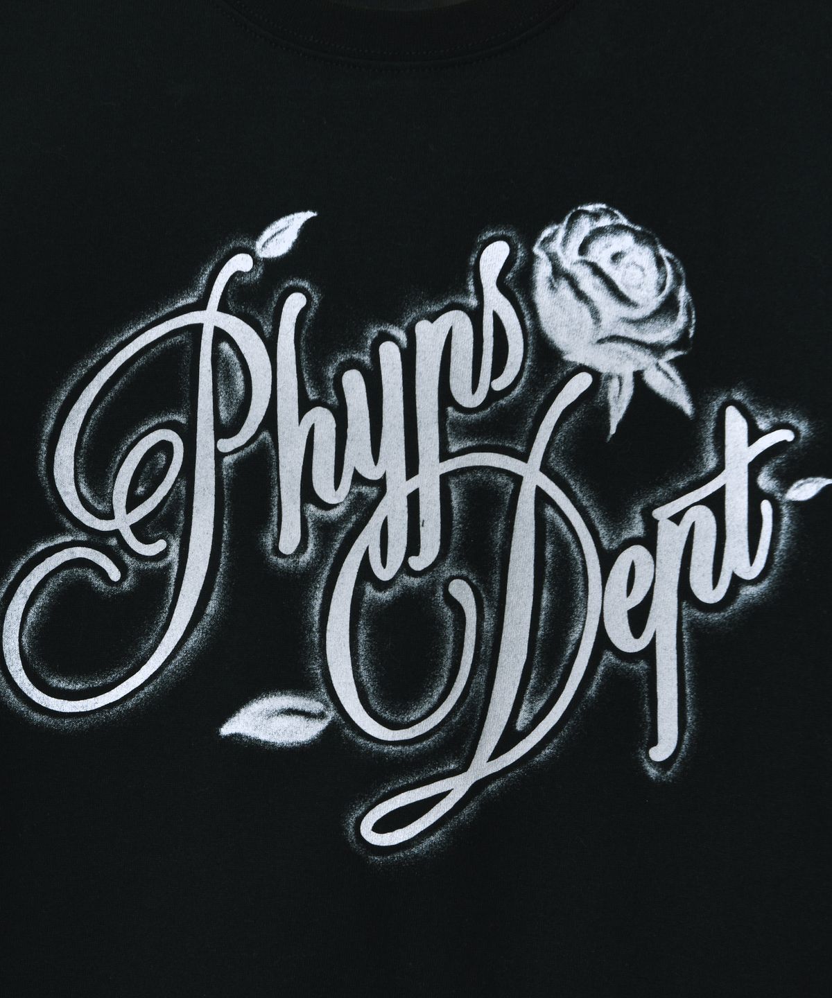 피지컬 디파트먼트(PHYSICAL DEPARTMENT) 우먼즈 로즈 타이포 반팔티셔츠_블랙