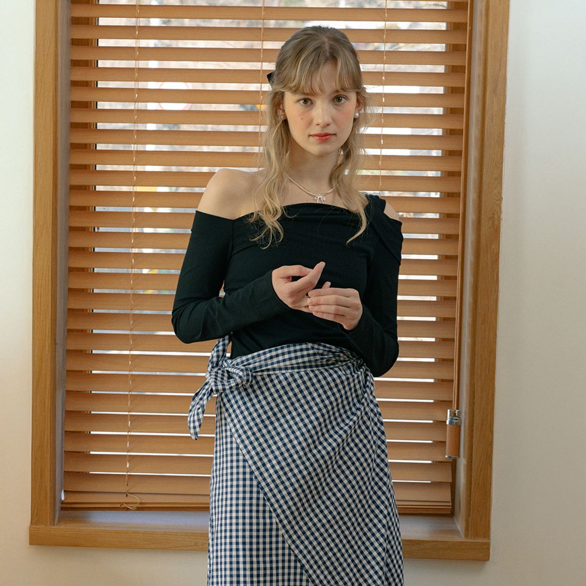 던드롭(DUNDROP) DD_Off-shoulder neckline top_BLACK