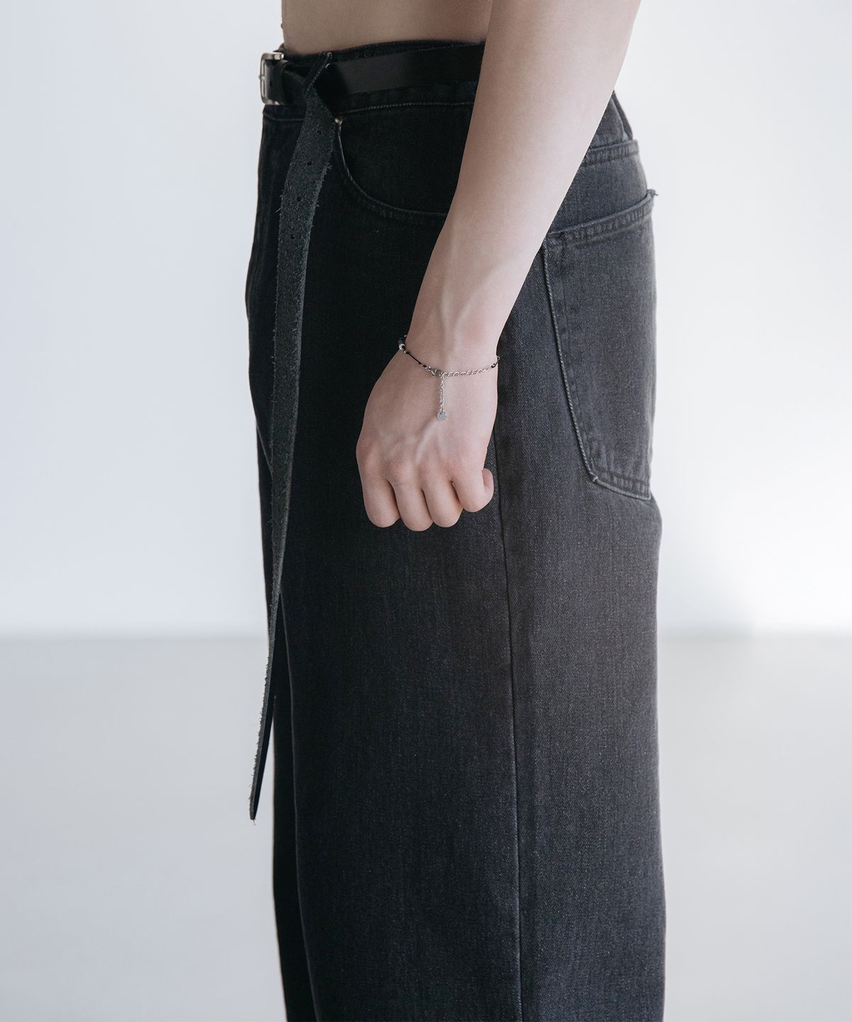 데꼬로소(DECOROSO) 다트 워싱 레귤러 와이드 데님 팬츠 [로우 블랙]
