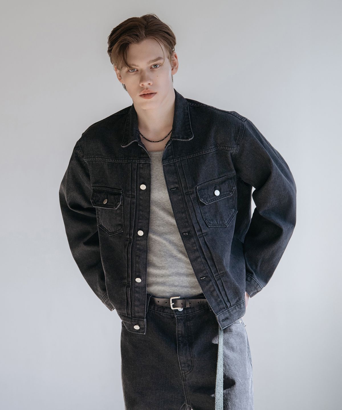 데꼬로소(DECOROSO) 다트 워싱 데님 트러커 자켓 [로우 블랙]