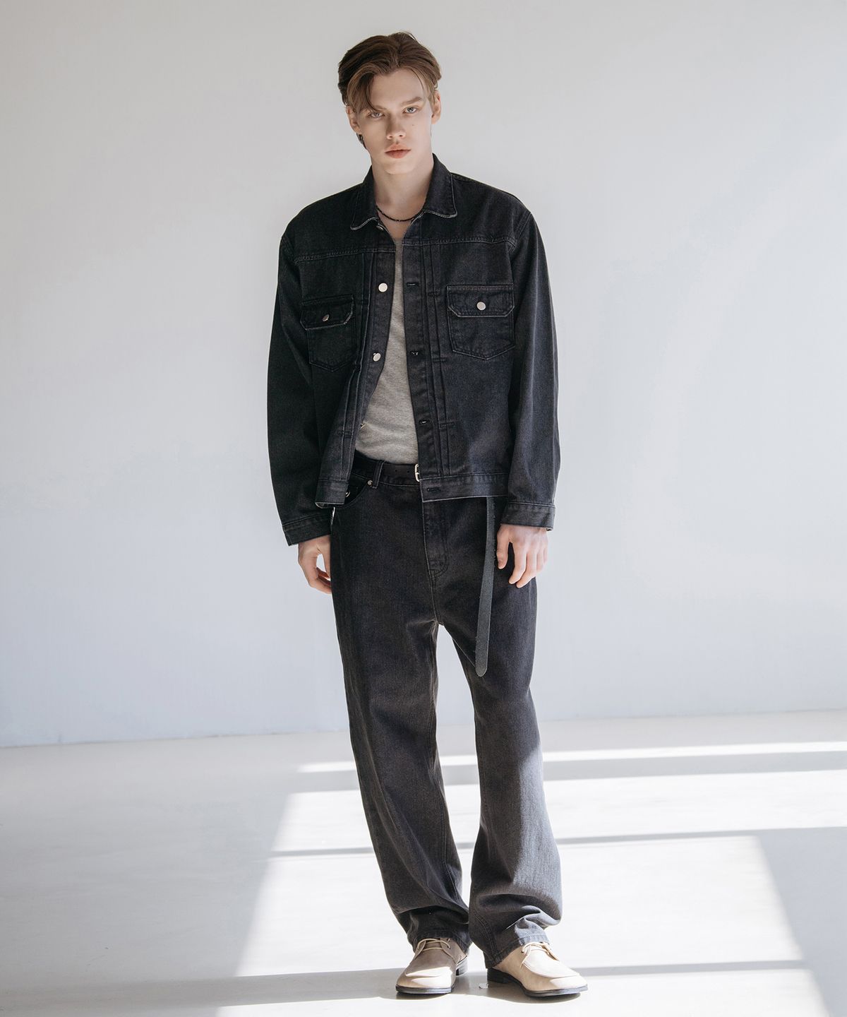 데꼬로소(DECOROSO) 다트 워싱 데님 트러커 자켓 [로우 블랙]