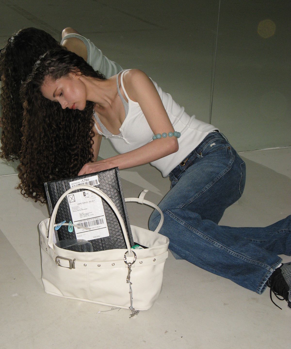 여밈(YEOMIM) belted boat bag (oyster)