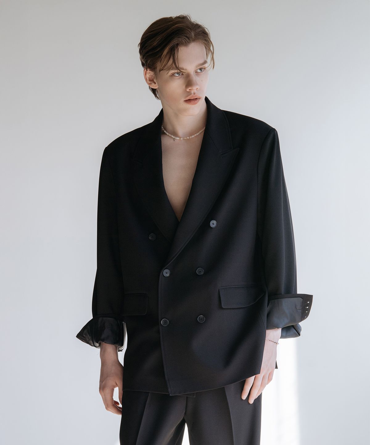 데꼬로소(DECOROSO) 시에르 피크드 더블 오버핏 자켓 [블랙]