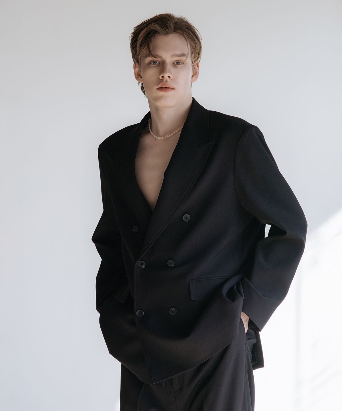 데꼬로소(DECOROSO) 시에르 피크드 더블 오버핏 자켓 [블랙]