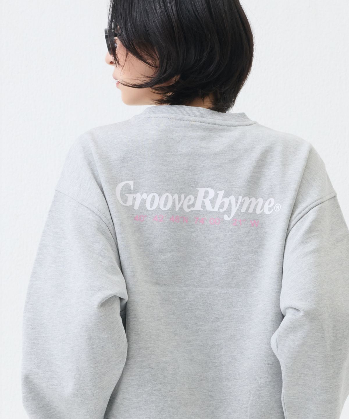 그루브라임(GROOVE RHYME) 여) C100 3단쭈리 NEW 로케이션 가슴/등 로고 맨투맨 (세미오버크롭핏)(25년)(6COLOR) [LRARCTM511P]