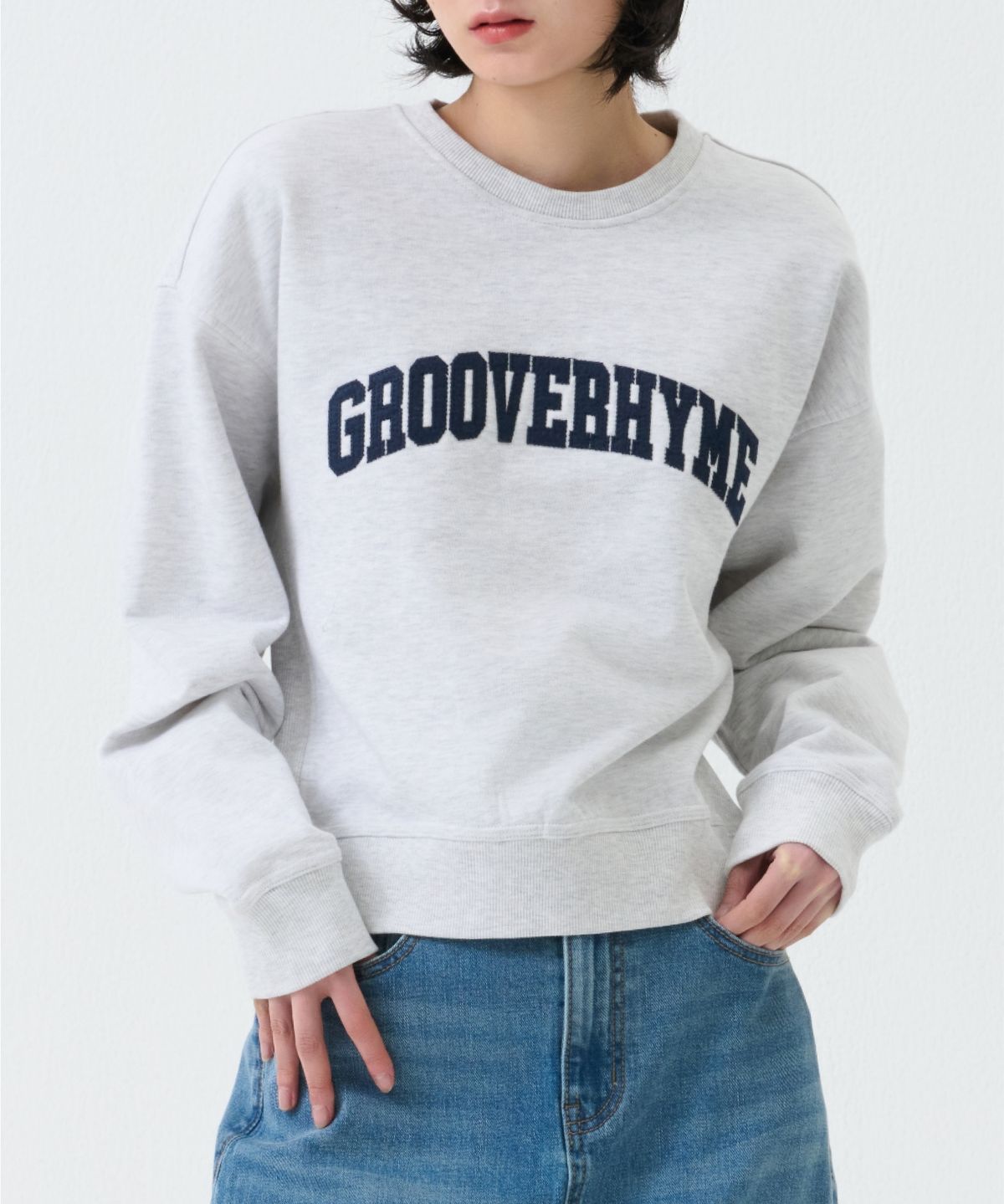 그루브라임(GROOVE RHYME) 여) C100 3단쭈리 NEW 로케이션 아플리케 맨투맨 (세미오버크롭핏)(25년)(5COLOR) [LRARCTM512P]
